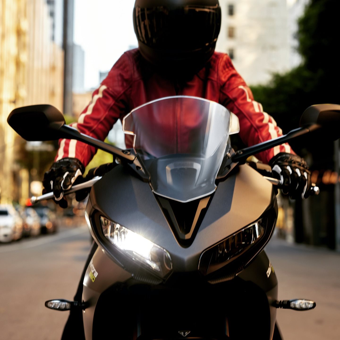 Vorschaubild für Post - 🏍️ A2 – aber alles andere als Anfänger!
Erlebe die volle Triumph-Power in der A2-Version – bereit für deinen ersten großen Ride?
📅 Probefahrten jetzt möglich!
Teste die Triumph Trident 660 A2 oder die Daytona A2 Variante – perfekt abgestimmt für deinen Führerschein.
📍 Regensburg – direkt bei uns vor Ort
🕒 Montag bis Freitag | 9–18 Uhr
🕒 Samstag | 9-13 Uhr
⚡ Jetzt Termin sichern – die Bikes warten nicht!
👉 Einfach per DM oder über https://www.triumph-regensburg.de/de/content-probefahrt-buchen
#triumphmotorcycles #Trident660 #Daytona660 #Probefahrt #Motorradliebe #FührerscheinA2 #RideYourWay #RegensburgRiders