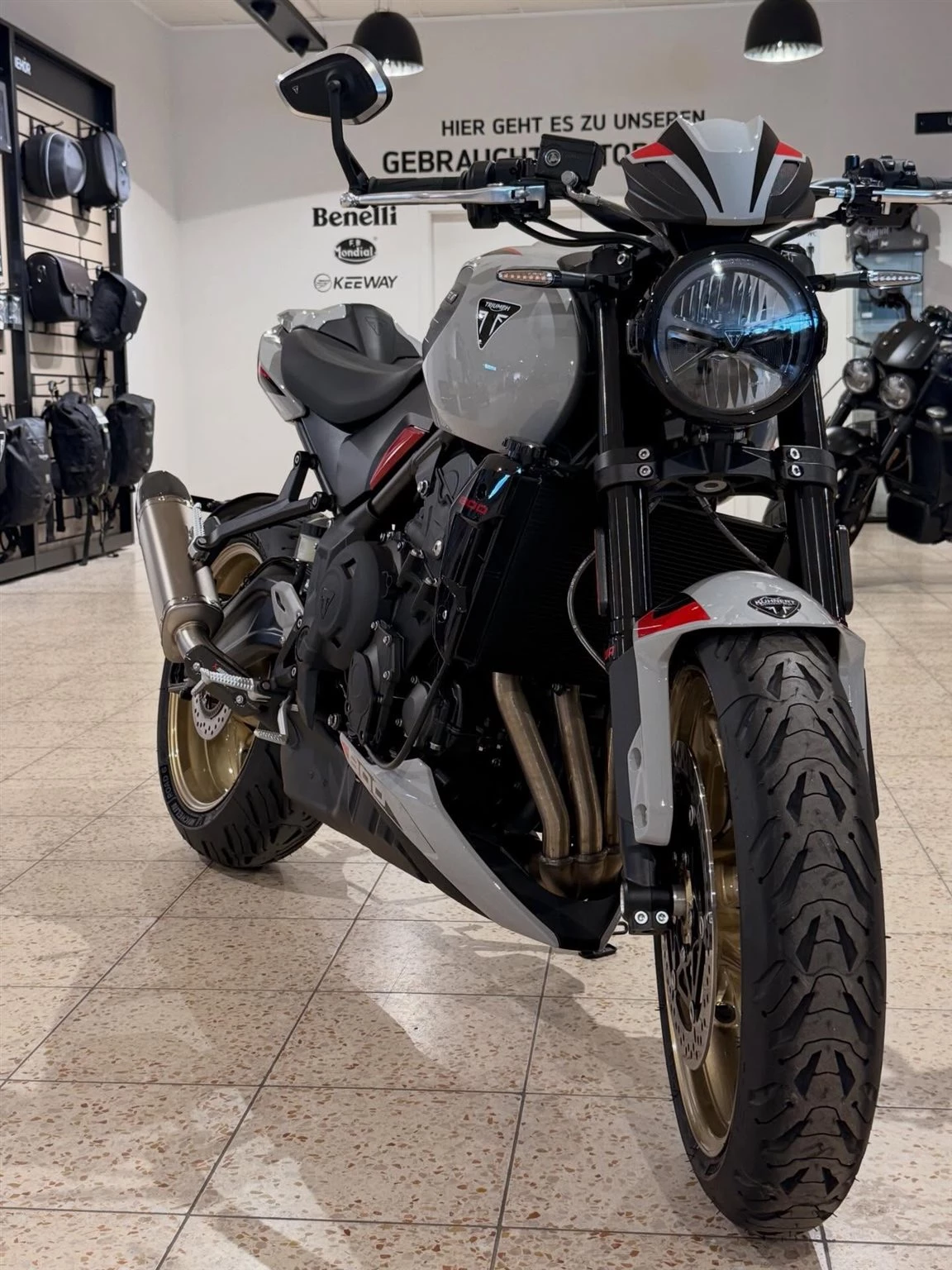 Vorschaubild für Post - Unsere neue Trident 800 ist mehr als nur ein Motorrad, sie ist ein Statement. Kompakte Power, markanter Triple-Sound und ein Design, das in jeder Kurve Charakter zeigt. Egal ob Stadt, Landstraße oder spontane Ausfahrt: Dieses Bike liefert pure Emotion und macht jede Fahrt zu einem Moment, den man nicht vergisst. 😎