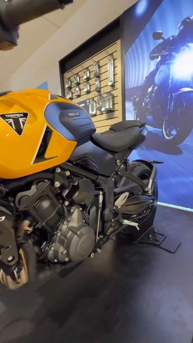 Vorschaubild für Post - Die Neuauflage der Trident 660 bringt frischen Wind in die Mittelklasse: modern, agil und mit einem Dreizylinder-Sound, der süchtig macht. Perfekt für die Stadt, perfekt für die Landstraße. Ein Motorrad, das Spaß garantiert und jeden Ride zum Erlebnis macht.🌪️ 

#triumphtrident660 #nakedbike #triumph #sportbike