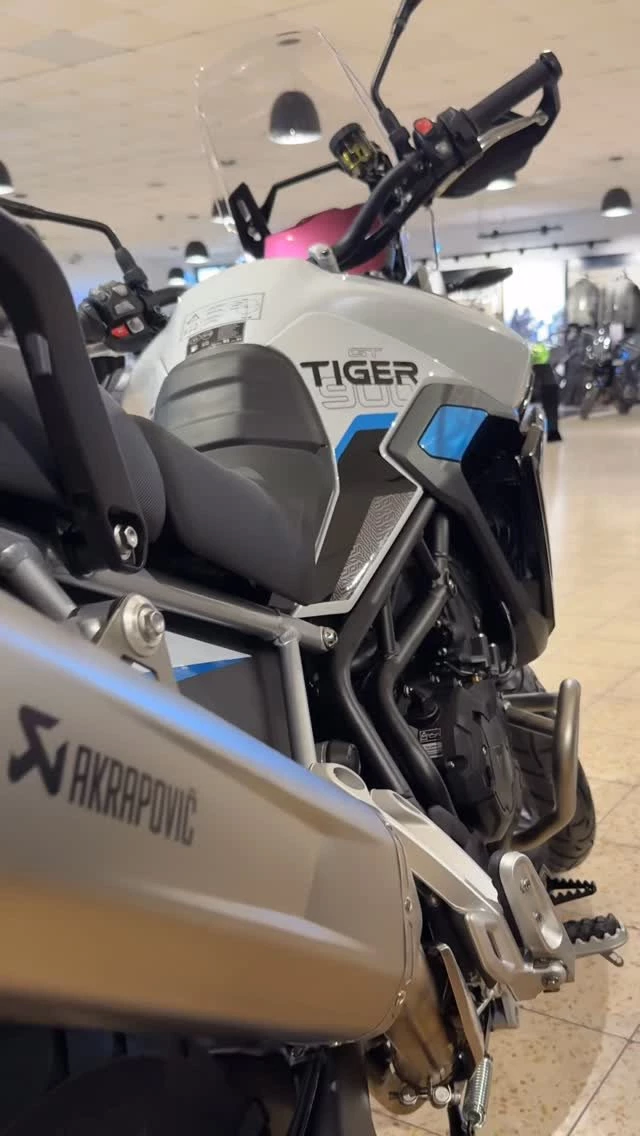 Vorschaubild für Post - Die Tiger 900 Alpine Edition steht für präzises Handling und souveräne Kontrolle, selbst auf anspruchsvollen Passstraßen. Mit ihrer hochwertigen Ausstattung und dem charakteristischen Look, ist sie das perfekte Bike für Fahrer, die Komfort und Abenteuer in einem Paket wollen.🏔️

#triumphtiger900 #bergtour #adventurebike #alpineedition