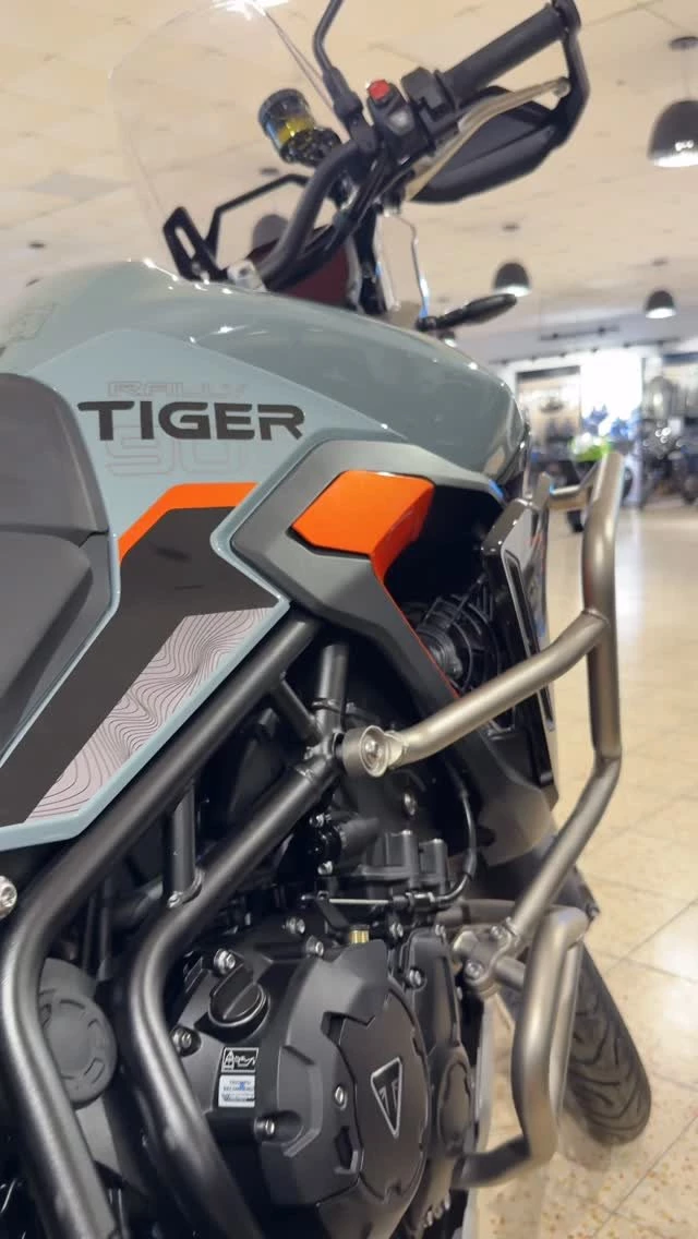 Vorschaubild für Post - Die Tiger 900 Desert Edition bringt echte Offroad-DNA auf die Straße. Leicht, kraftvoll und gebaut für weite Strecken abseits des Asphalts. Ihr markantes Design und die robuste Technik, machen sie zum idealen Partner für alle, die Freiheit nicht nur sehen, sondern auch spüren wollen.🤙🏽

#triumphtiger900 #desertedition #adventureriding #ridetriumph #offroadspirit