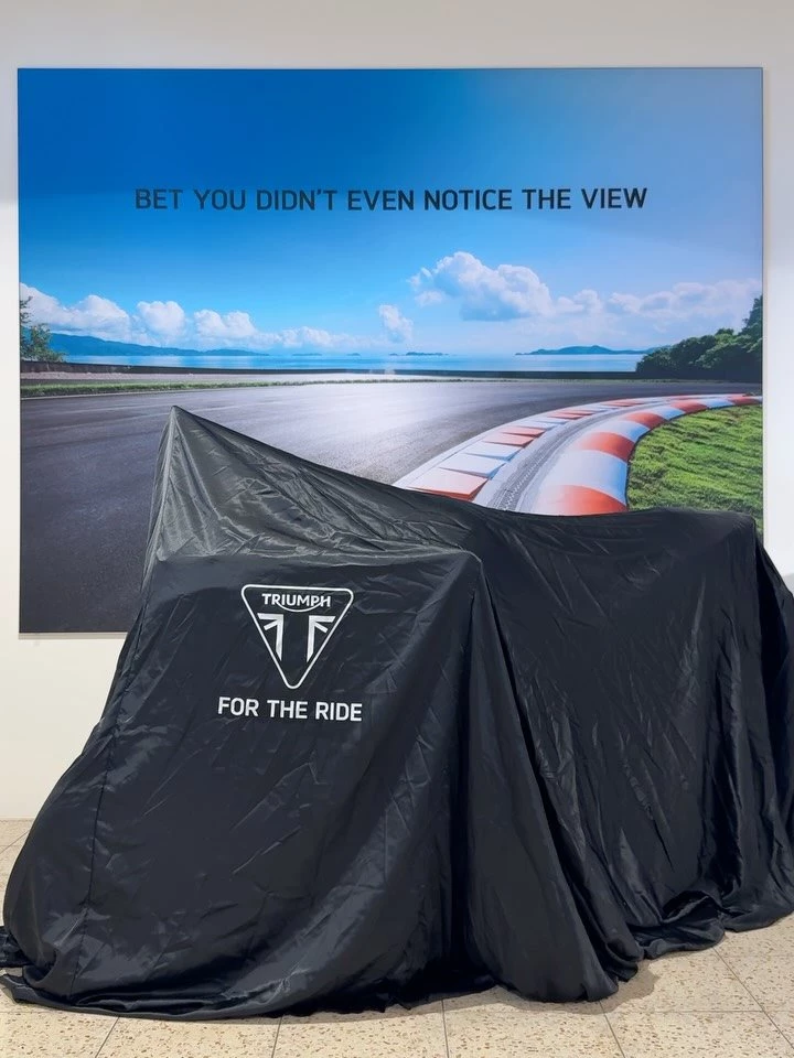 Vorschaubild für Post - Frisch eingetroffen und bereit für die Straße: die Street Triple Moto2™ Edition. Ein Bike, das Racing-DNA, hochwertige Komponenten und pure Emotionen in einer einzigen Maschine vereint. Präzise, stark und absolut einzigartig. Dieses Motorrad ist gemacht für alle, die Performance wirklich leben. Kommt vorbei und erlebt sie live.

#streettriple #moto2edition #triumph #racingspirit #newarrival