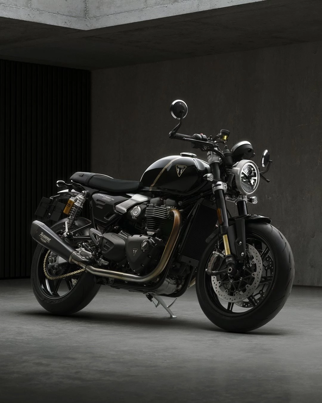 Vorschaubild für Post - Eine von nur 750 Stück weltweit könnte deine sein: Die neue Speed Twin 1200 TFC ist ab sofort bestellbar!

Mit hochwertigen Komponenten, starkem Durchzug und dem unverwechselbaren Triumph-Twin bietet dieses limitierte Bike alles, was die Speed Twin so besonders macht - und das noch etwas schärfer. 🖤🔥

#triumph #triumphmotorcycles #speedtwin1200