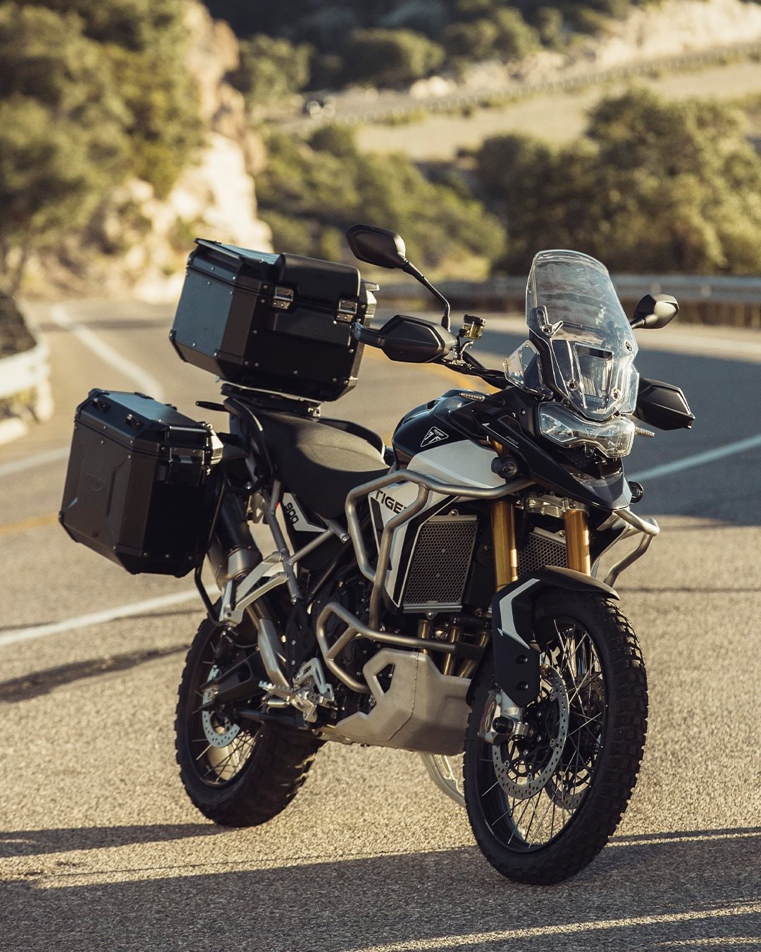 Vorschaubild für Post - Nur für kurze Zeit: Kofferset inkl. Halterung und Innentaschen ab 799 €!*⁣
⁣
Mit dem Expedition Kit kannst du jetzt bis zu 627 €* sparen - drei Varianten stehen zur Auswahl:⁣
⁣
🖤 Expedition Kofferset schwarz (2 Seitenkoffer, Halterung, Innentaschen)⁣
🤍 Expedition Kofferset silber (2 Seitenkoffer, Halterung, Innentaschen)⁣
🩶 Kofferset Trekker (2 Seitenkoffer, Halterung, Innentaschen)⁣
⁣
Komm vorbei, wir beraten dich gerne, was zu dir und deiner Tiger passt!
⁣
*Das Angebot gilt nur beim Erwerb des kompletten Sets für die Tiger 900 und nur bei teilnehmenden Triumph Händlern. Nur solange der Vorrat reicht. Nicht mit anderen Aktionen kombinierbar. Preis zzgl. Arbeitszeit für Verbau. Angebot gilt bis 30. September 2026.⁣
Änderungen, Irrtümer und Fehler vorbehalten.⁣

#triumph #triumphmotorcycles #tiger900