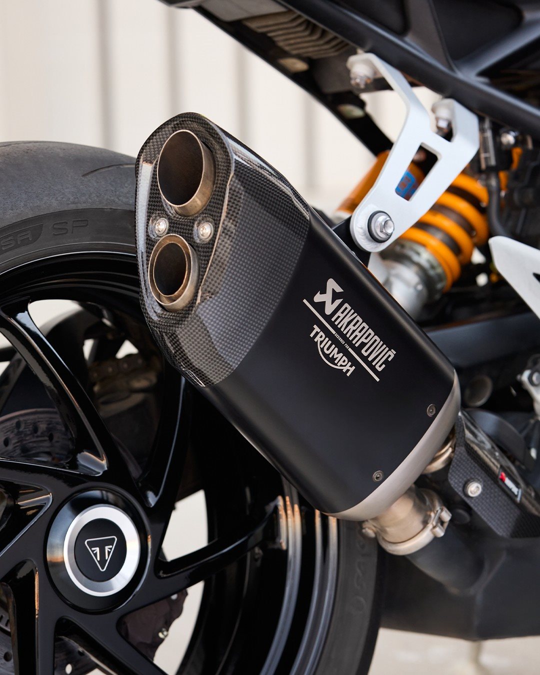 Vorschaubild für Post - Mit mehr als 870 originalen Serviceteilen kannst du deiner Triumph einen ganz persönlichen Touch verpassen. 👌
Von der Akrapovič-Abgasanlage bis zur pulverbeschichteten Schraube haben wir jede Menge Zubehör im Sortiment. Komm vorbei und lass dich beraten, was zu dir und deinem Bike passt!
#triumph #fortheride #motorcycle #bikelife #akrapovic