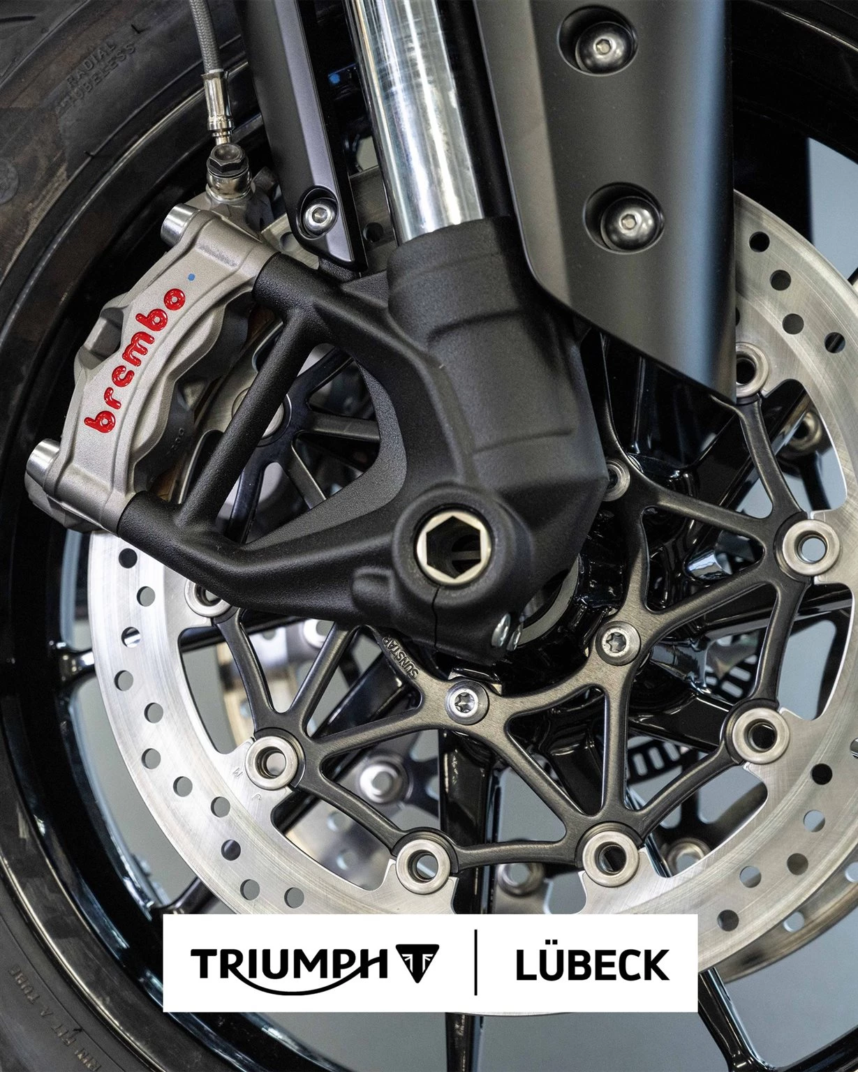 Vorschaubild für Post - Wie funktioniert ABS beim Motorrad? 🛑

Das Antiblockiersystem bei Motorrädern sorgt dafür, dass beim Bremsen die Räder nicht blockieren. So funktioniert’s:

👉 Sensoren an Vorder- und Hinterseite messen ständig die Drehgeschwindigkeit und wenn ein Rad beim Bremsen zu blockieren droht, greift das ABS ein. Es lässt kurz den Bremsdruck los und baut ihn dann wieder auf. So rollt das Rad weiter, du behältst die Kontrolle und Lenksamkeit und rutschst nicht weg.

Probefahrt jetzt buchen unter: www.vikingcycles.de oder direkt in der Taschenmacherstraße 1-5 in 23556 Lübeck...lohnt sich!

#triumph #BikeIkone #BikerLife #Motorradliebe #Bonneville
#vikingcycles #vikingcyclesluebeck #triumphmotorcycles #triumphbonneville #triumphtiger #triumphspeedtwin #triumphspeedtriple #triumphstreettriple #triumphstreettwin #triumphscrambler #triumphtrident #triumphdaytona #testride #probefahrt #lübeck #wochenende #motorrad #raufaufsbike #kurvekratzen #freiheit