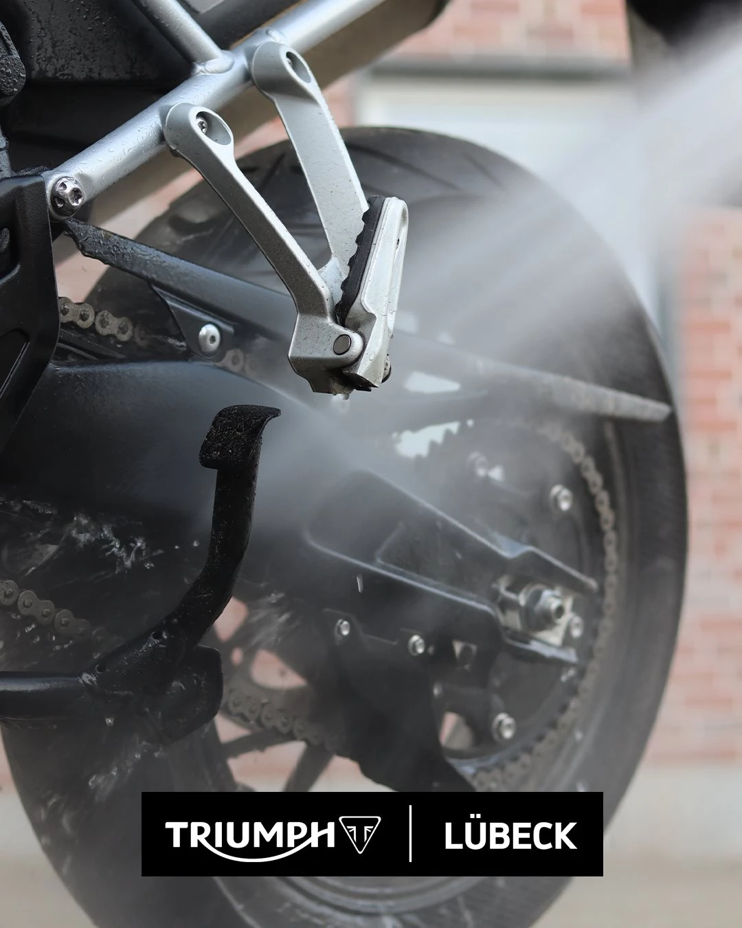 Vorschaubild für Post - 🏍️💧 Sauber in den Winterschlaf!
Bevor dein Bike in die Winterpause geht, sollte es gründlich gereinigt werden – ABER ACHTUNG! ❗�In Deutschland ist es NICHT ERLAUBT, dein Motorrad auf der eigenen Einfahrt oder im Hof zu waschen. 🚫�Der Grund: Öl- und Reinigungsmittel dürfen nicht ins Grundwasser gelangen.

👉 Also lieber zur Selbstwaschanlage oder professionellen Motorradpflege fahren – dort wird das Abwasser fachgerecht gefiltert.

Danach noch die Kette ölen, Schmierstellen fetten, die Batterie ausbauen, den Reifendruck leicht erhöhen und das Bike atmungsaktiv abdecken. ✅

So übersteht dein Bike den Winter sauber, geschützt und startklar für den Frühling. 🌤️✨

Oder Wintereinlagerung bequem jetzt buchen unter: www.vikingcycles.de oder direkt in der Taschenmacherstraße 1-5 in 23556 Lübeck...lohnt sich!

#triumph #BikeIkone #BikerLife #Motorradliebe #Bonneville
#vikingcycles #vikingcyclesluebeck #triumphmotorcycles #triumphbonneville #triumphtiger #triumphspeedtwin #triumphspeedtriple #triumphstreettriple #triumphstreettwin #triumphscrambler #triumphtrident #triumphdaytona #testride #probefahrt #lübeck #wochenende #motorrad #raufaufsbike #kurvekratzen #freiheit