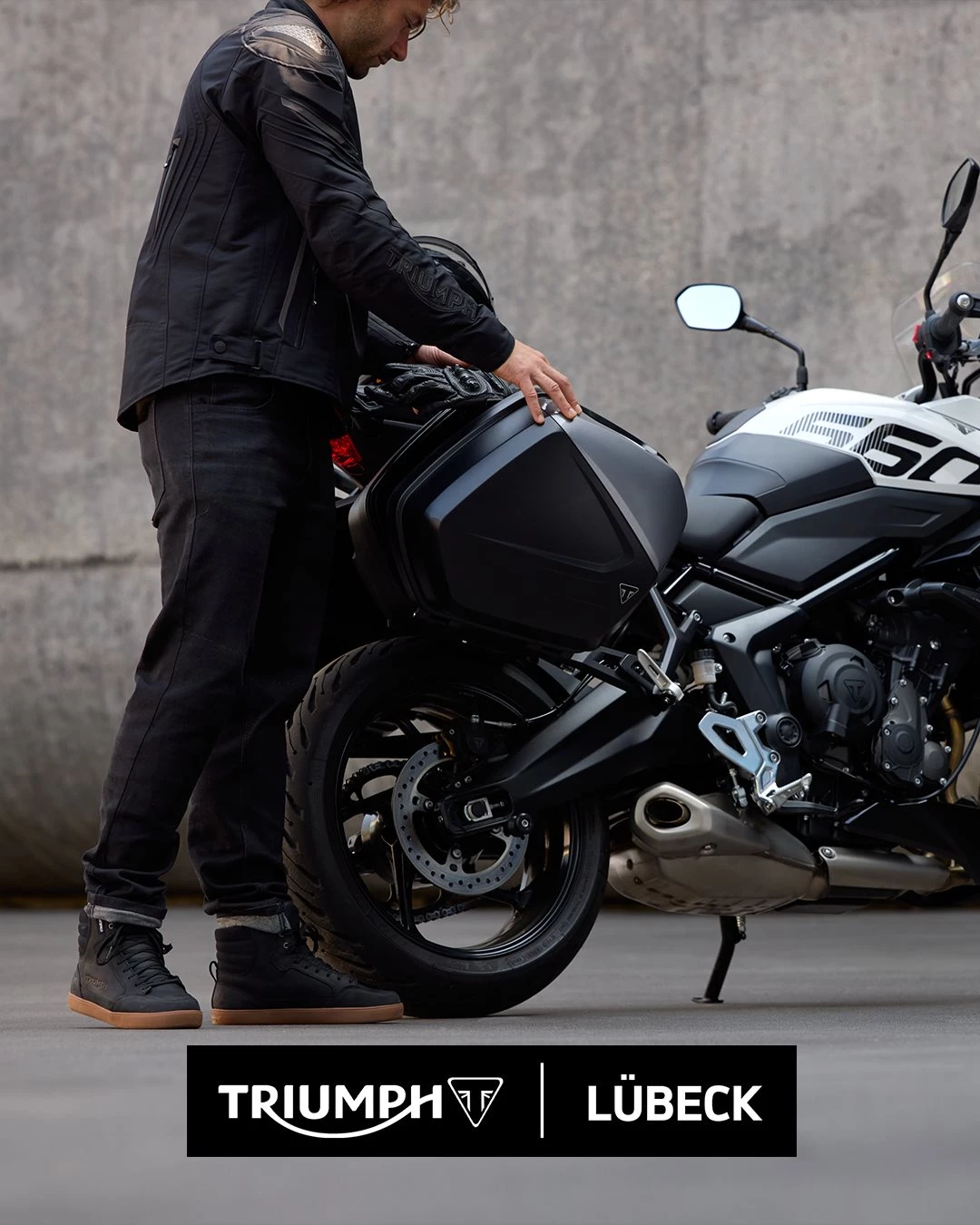 Vorschaubild für Post - Träumst du schon von deinem nächsten Bike-Trip?

Fantastisch! Die Gepäcktaschen von Triumph sind speziell dafür entwickelt und bringen ausgefeilte Funktion, ein schickes Design und einen hohen Sicherheitsstandard mit. Schaue bei uns in Lübeck vorbei und lasse dich individuell beraten. JETZT besonders günstige 2025 Modelle entdecken!

Und hier die Basics, die auf keiner Tour fehlen dürfen:�
🧤 Schutzkleidung & Regenzeug
�🧰 Kleines Werkzeug (z.B. Ersatzsicherungen�)
🗺️ Navi oder Handyhalterung�
🧴 Powerbank�
💧 Wasserflasche & Snacks�
📄 Erste-Hilfe-Set

Tipp: Leicht packen – Gewicht gleichmäßig verteilen und wichtige Dinge griffbereit halten. 

Was darf bei DIR auf keiner Tour fehlen? Schreib’s in die Kommentare 👇

#MotorradTrip #Motorradfahren #BikerLife #MotorradLiebe #Motorradtour #AdventureOnTwoWheels #MotorradPackliste #RideSafe