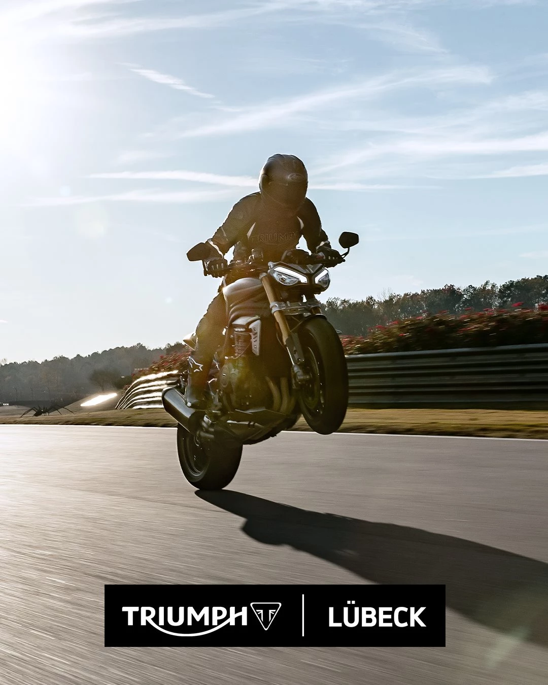 Vorschaubild für Post - 🏍️💥 Mythbuster: Wheelies in Deutschland – erlaubt oder verboten? 

Mythos: „Wheelies sind erlaubt, solange niemand gefährdet wird.“�⚖️ Fakt: Falsch!
In Deutschland gelten Wheelies als Verstoß gegen die Straßenverkehrsordnung (§ 29 StVO – vermeidbarer Lärm & Abgasbelästigung / § 315d StGB – verbotenes Kraftfahrzeugrennen).�Sobald du absichtlich das Vorderrad anhebst, fährst du nicht mehr bestimmungsgemäß – also kein Spaß für die Polizei! 🚔💸

👉 Mögliche Folgen:
Geldbuße oder Anzeige
Punkte in Flensburg
Im schlimmsten Fall Führerscheinentzug

🎯 Fazit:�Wheelies sind cool – aber nur auf abgesperrtem Gelände oder im Training erlaubt!�Auf öffentlichen Straßen bleibt das Vorderrad lieber unten. 😉

#Mythbuster #MotorradMythen #Motorradfahren #Wheelie #RideSafe #BikerCommunity #MotorradLiebe #MotorradFakten #WahrOderFalsch #SafetyFirst