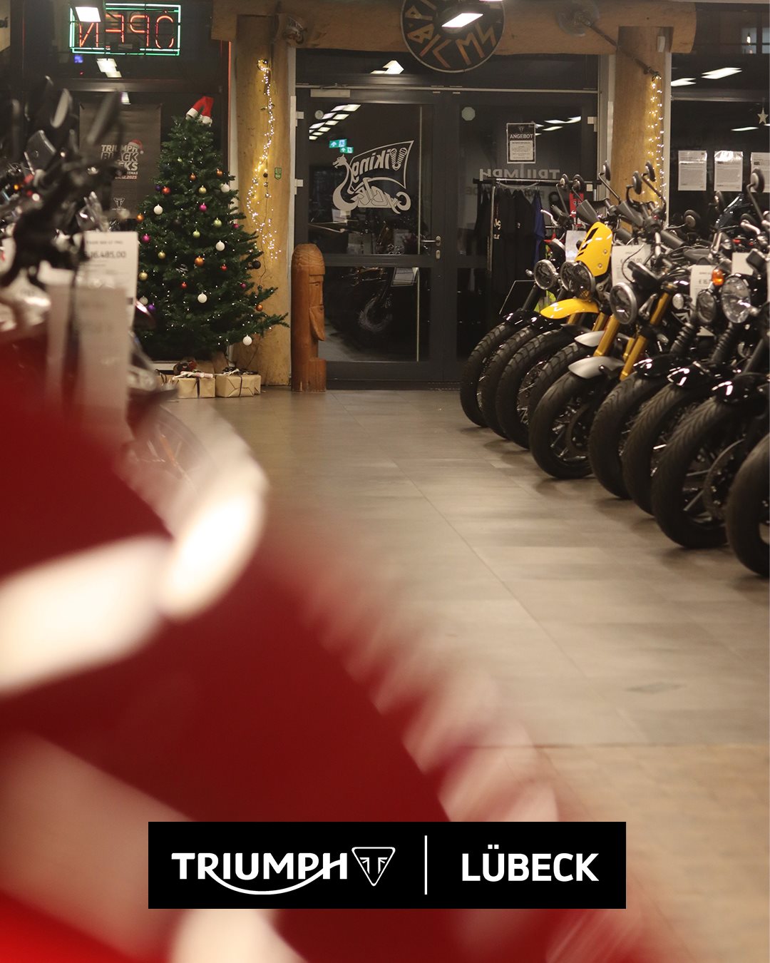 Vorschaubild für Post - Im Winterglanz, so hell und sacht,
erwacht die Triumph in der kalten Nacht.
Ein sanftes Röhren, warm und klar,
trägt Weihnachtsfreude wunderbar.

Durch Schnee und Sterne, leis’ und fein,
fährt deine Triumph die Weihnacht ein.
Mit Auspuffsound und Herz voll Licht –
mehr braucht ein Festgedicht auch nicht. 🎄🏍️