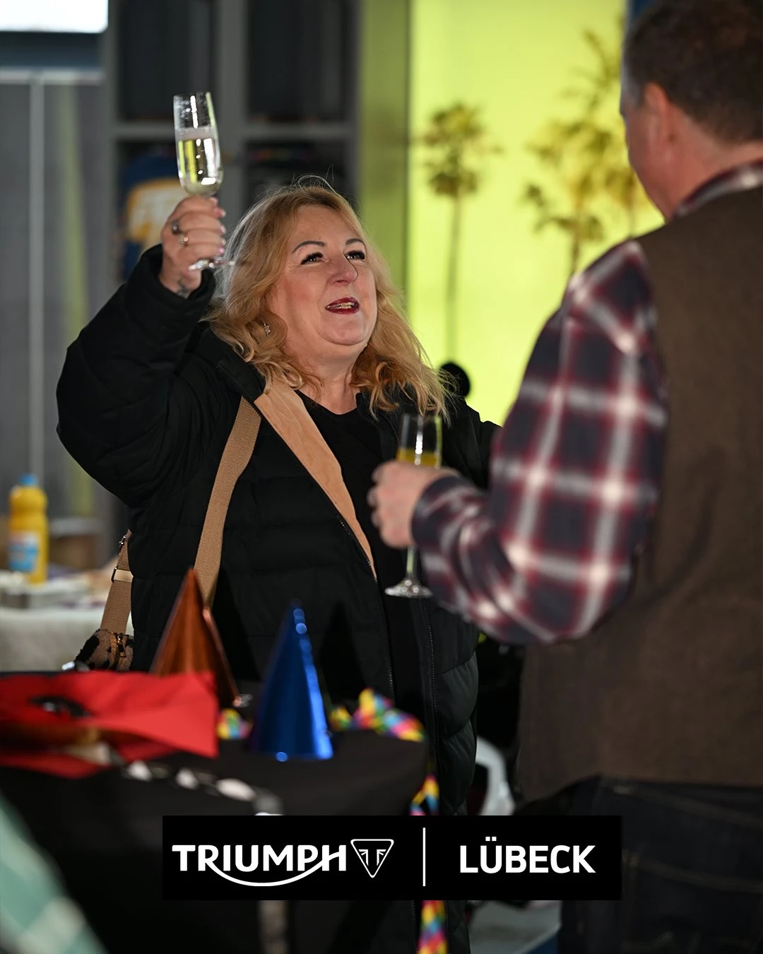 Vorschaubild für Post - Wir bedankten uns bei unseren Kunden für ein erfolgreiches Jahre 2025 mit unserem Traditionellen  Neujahrsempfang.

Neben Speiss und Trank und der Möglichkeit das NEUE JAHR bei einen Glas Sekt mit uns zu feiern  gab es dies Gelegenheit professionelle Fotos mit unserem Fotografen Marcus Kaben  zu machen.
 
Wir glauben dass es Allen anwesenden gefallen hat und freuen uns auf die nächste Veranstaltung bei uns...

Euch noch einen guten Start in 2026! 🎉