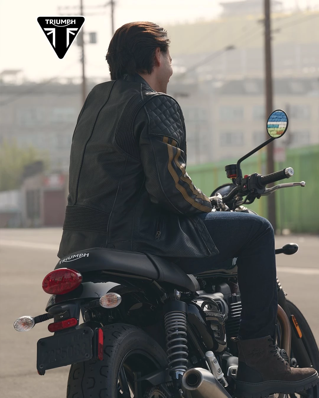 Vorschaubild für Post - Tipps zum Motorradfahren bei Hitze:

👉 Trinken, trinken, trinken
👉 Luftige Schutzkleidung statt T-Shirt
👉 Regelmäßige Pausen im Schatten

Stay safe mit der Braddan Air Race Jacke!

#triumphmotorcycle #bikerlife #triumphdeutschland #letsgo #Hitze #vikingcycles