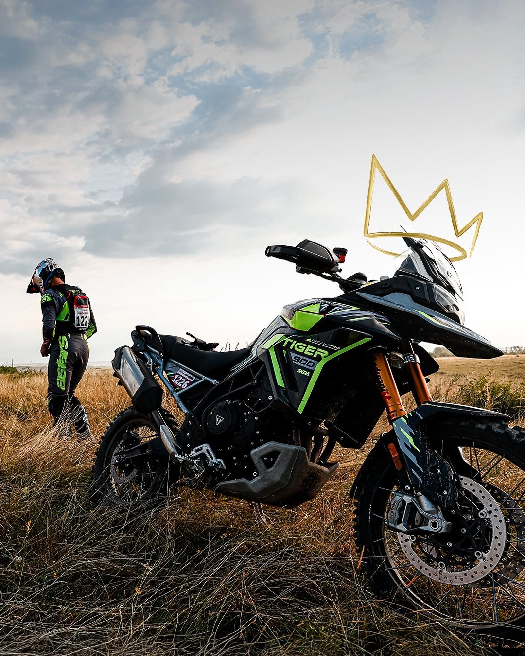 Vorschaubild für Post - TRÄGT DEN SIEG IN DER DNA: DIE TIGER 900 🔥
Jonny Walker @jonnywalker_22 kämpft sich bei den Red Bull Romaniacs 2025 auf den 2. Platz der neuen Adventure-Ultimate-Klasse, Sam Sunderland @sundersam dominiert die Adventure-Lite-Klasse - gewinnen liegt der Tiger 900 einfach im Blut. 💪
Jetzt seid ihr dran: Ihr könnt euch aktuell satte 900 € Kundenvorteil* beim Kauf aller Tiger 900 Modelle sichern!
*Angebotsdetails siehe Webseite, gültig bis 30.09.2025
#triumph #fortheride #motorcycle #bikelife #tiger900