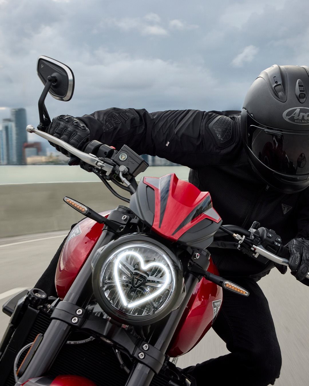 Vorschaubild für Post - Liebe auf der ersten Fahrt. 🏍️💕
Wir wünschen euch einen schönen Valentinstag!

#triumph #triumphmotorcycles #trident800