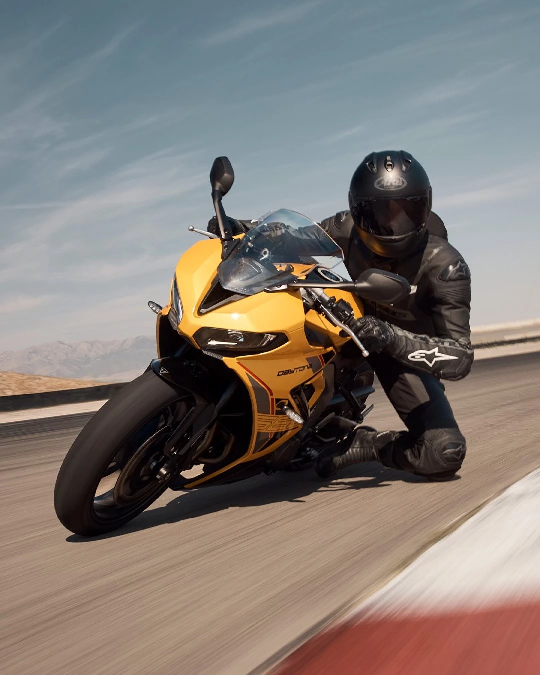 Vorschaubild für Post - Heimisch auf der Straße UND Rennstrecke: Das ist die NEUE Daytona 660!⁣
Die typische Triple-Power trifft auf das markante Sportdesign der Daytona und überzeugt auf ganzer Linie mit Liebe zum Detail.⁣ 👌

Ab sofort bei uns vorbestellbar!
#triumph #triumphmotorcycles #daytona660