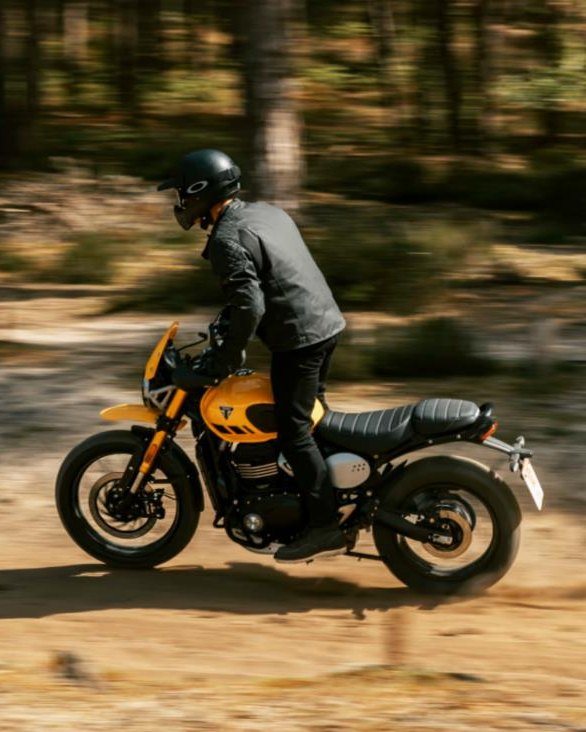 Vorschaubild für Post - Triumph hat die neue und noch robustere Scrambler 400 XC vorgestellt. Ihr zeitloser Stil kombiniert mit einigen geländetauglicheren Details sichern ihr einen noch stärkeren Scrambler-Auftritt.
Die kleine Scrambler mit ihrem starken Drehmoment im unteren Drehzahlbereich ist auf Langlebigkeit ausgelegt und bereit, wohin die Fahrt auch führt.
Angeboten wird die Scrambler 400 XC in den Farben Racing Yellow, Vanilla White und Storm Grey und wird ab September erhältlich sein.
#triumphgermany #triumphofficial #triumphmotorcycles #triumphscrambler400xc #scrambler #fortheride #triumphbadkreuznach #badkreuznach