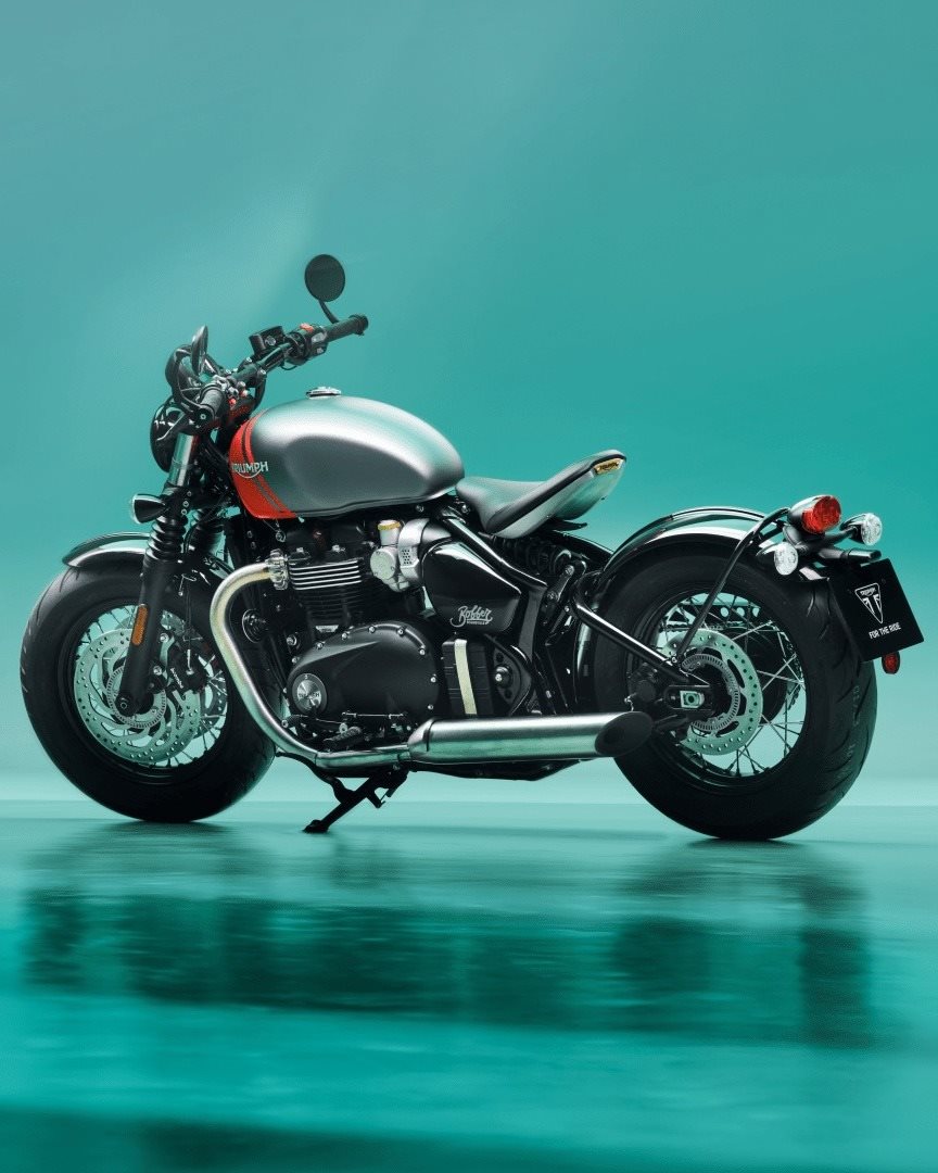 Vorschaubild für Post - Die Bonneville-Familie von Triumph Motorcycles steht für klassischen Stil und zeitlose Performance.
Bonneville T120, Bonneville Speedmaster oder Bonneville Bobber – alle inspiriert von den ikonischen Bikes der 1960-er Jahre – verbinden nostalgisches Design mit moderner Technik.
Wer eines dieser Bikes aus der Bonneville-Familie kaufen möchte, sollte jetzt unbedingt zugreifen: Noch bis zum 30.09.2025 können wir euch einen Kundenvorteil in Höhe von 1.000 Euro anbieten. Die Kollegen vom Verkaufsteam erläutern euch gerne die Angebotsbedingungen.
#triumphgermany #triumphofficial #triumphmotorcycles #triumphbonneville #fortheride #triumphbadkreuznach #badkreuznach