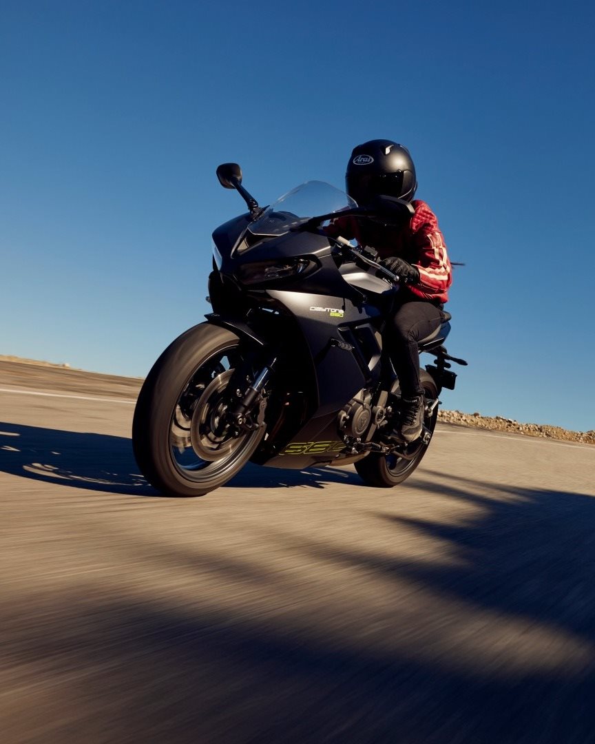 Vorschaubild für Post - Mit der Daytona 660 ist ein legendärer Name der Firmenhistorie von Triumph Motorcycles auf die Straße zurückgekehrt. Das Mittelklasse-Bike überzeugt mit sportlichem Handling bei alltagstauglichem Fahrkomfort. Und für Fahrer mit der Führerscheinklasse A2 ist sogar ein Umrüst-Kit erhältlich.
Wer an diesem Multitalent Interesse hat, profitiert noch bis zum 30.09.2025 von einem Kundenvorteil in Höhe von 660 Euro. Alle weiteren Fragen zur Aktion und dem Sportbike beantworten gerne die Kollegen unseres Verkaufsteams.
#triumphgermany #triumphofficial #triumphmotorcycles #triumphdaytona660 #daytona #fortheride #triumphbadkreuznach #badkreuznach