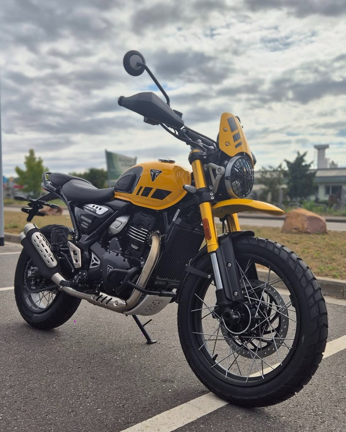 Vorschaubild für Post - Robust und selbstbewusst und unverkennbar eine Triumph. Die neue Scrambler 400 XC ist ein Bike, mit dem du die weniger ausgetretenen Pfade entdecken wirst. Sie ist auf Langlebigkeit ausgelegt und bereit, wohin auch immer die Fahrt gehen soll.

Die Triumph Scrambler 400 XC wartet bei uns im Showroom darauf, euch beí allen Abenteuern mit ihren Offroad-Fähigkeiten und ihrer robusten Ausstattung zu überzeugen.

#triumphgermany #triumphofficial #triumphmotorcycles #triumphscrambler400xc #scrambler400xc #fortheride #triumphbadkreuznach #badkreuznach