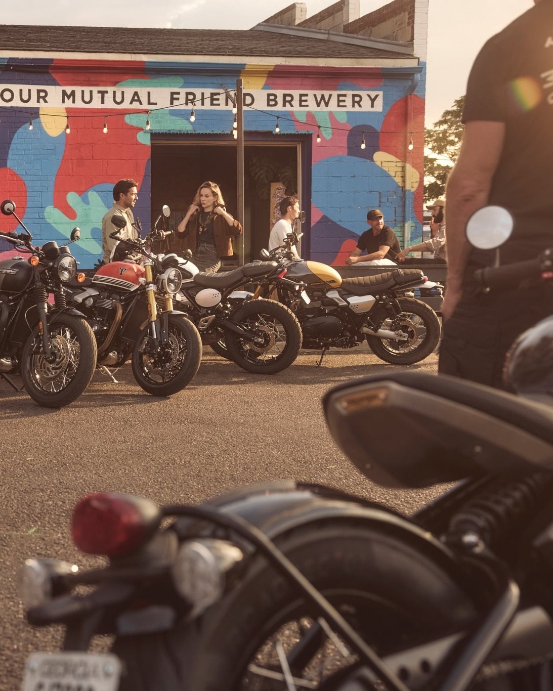 Vorschaubild für Post - Drei der beliebtesten Bonneville-Modelle hat Triumph Motorcycles für das Modelljahr 2026 deutlich überarbeitet. Somit besitzen nun alle Bonneville-Modelle serienmäßig ein neues Kurven-ABS und eine Kurven-Traktionskontrolle, die sowohl das Fahrerlebnis als auch die Sicherheit verbessern.
Die neuen Scrambler 900, Bonneville Bobber und Bonneville Speedmaster setzen neue Maßstäbe für Modern Classics: Verbesserte Performance, mehr Komfort und neue fahrerorientierte Technologien sorgen für ein noch besseres Fahrerlebnis, ohne dabei den unverwechselbaren Charakter und die Tradition der Bonneville zu verwässern.
Die neuen Modelle der Bonneville-Reihe von Triumph werden nach und nach ab Anfang 2026 bei uns erhältlich sein – wir halten euch natürlich auf dem Laufenden.
#triumphgermany #triumphofficial #triumphmotorcycles #triumphbonneville #fortheride #triumphbadkreuznach #badkreuznach