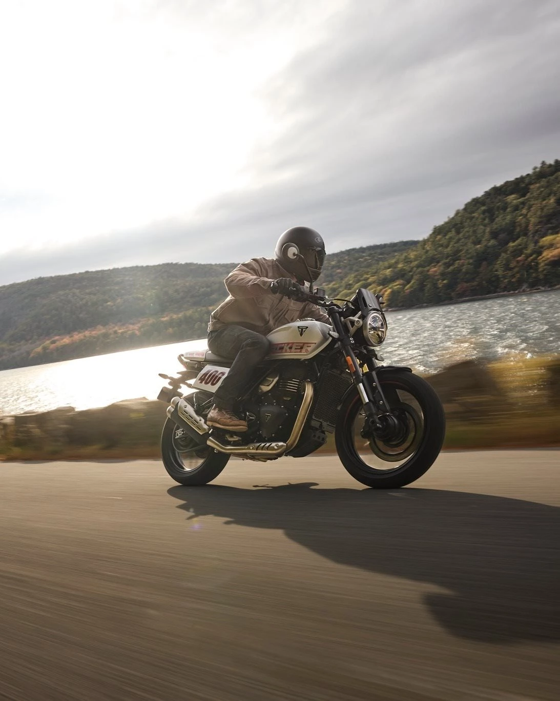 Vorschaubild für Post - Einen puristischen Neuzugang meldet Triumph Motorcycles mit der neuen Tracker 400. Das vom Flat Track Rennsport inspirierte Modell erweitert die beliebte und preisgekrönte 400-er Reihe um ein aufregendes Modell.

Die neue Tracker 400 wurde entwickelt, um sich von der Masse abzuheben. Und mit der aggressiven Linie und der unverwechselbaren Flat-Track-Silhouette gelingt ihr das auch zweifelsohne. Hinzu kommen der verbesserte Motor mit einer stärkeren Performance und der attraktive Preis für Premium-Qualität.

Die in drei auffälligen, vom Rennsport inspirierten, Lackierungen erhältliche Triumph Tracker 400 wird ab Mai zu haben sein, Bestellungen können jedoch bereits jetzt entgegengenommen werden.

#triumphgermany #triumphofficial #triumphmotorcycles #triumphtracker400 #fortheride #triumphbadkreuznach #badkreuznach