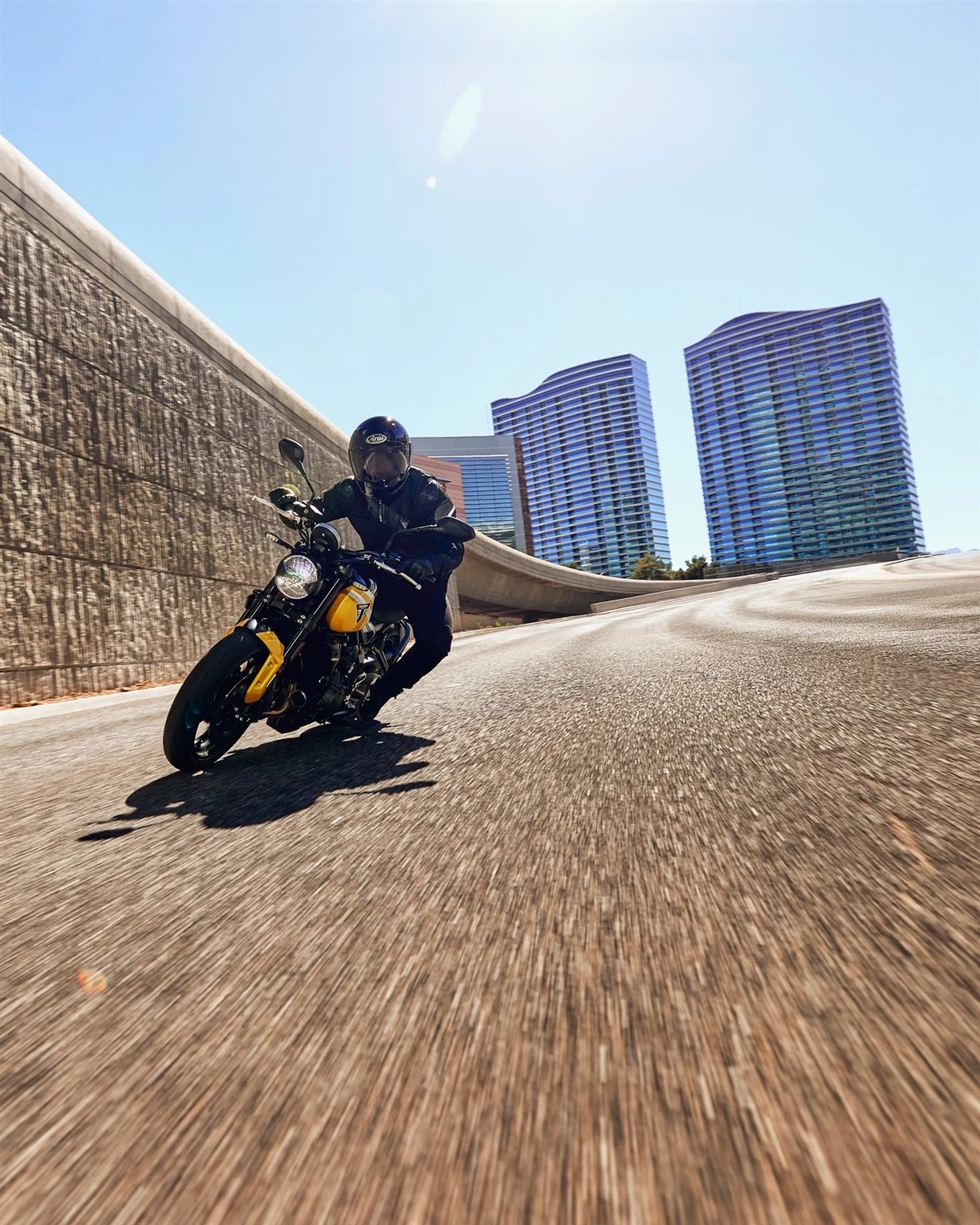 Vorschaubild für Post - Starterbonus von Triumph für Führerschein-Neulinge

Wer sich jetzt als erstes Bike eine Trident 660, Tiger Sport 660 oder Daytona 660 aussucht, erhält als Führerschein-Neuling der Klassen A oder A2 einen Bonus von 660 Euro.

Bei den 660-ern von Triumph ist für jeden was dabei: Die Trident 660 mit ihrem exzellenten Handling und der sportlichen Agilität, die Tiger Sport 660 mit ihrer Vielseitigkeit und Funktionalität oder die Daytona 660, das Sportbike-Multitalent mit ihrem intuitiven Handling und dem alltagstauglichen Komfort.

Die Aktion ist noch bis Ende März gültig, also zögert nicht zu lange und lasst euch von den Kollegen unseres Verkaufsteams die Konditionen erläutern.

#triumphgermany #triumphofficial #triumphmotorcycles #triumphtrident660 #triumphtigersport660 #triumphdaytona660 #fortheride #triumphbadkreuznach #badkreuznach