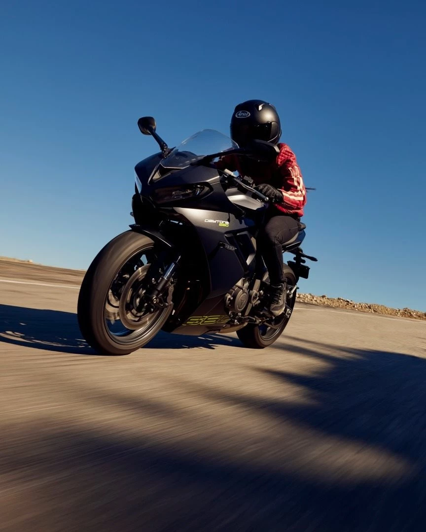 Vorschaubild für Post - Mit der Daytona 660 ist ein legendärer Name der Firmenhistorie von Triumph Motorcycles auf die Straße zurückgekehrt. Das intuitieve, sportliche Handling, der alltagstaugliche Fahrkomfort und die erstklassige Ausstattung machen sie zu einem Sportbike-Multitalent. Das sportliche Herz des Mittelklasse-Bikes ist die neueste Evolutionsstufe des 660-ccm-Triple-Motors mit einer satten Leistung von 95 PS, die optional mittels Umrüst-Kit für den A2-Führerschein gedrosselt werden kann.

Für die Triumph Daytona 660 könnt ihr euch noch bis 31.03.2026 einen Kundenvorteil in Höhe von 660 Euro sichern.

#triumphgermany #triumphofficial #triumphmotorcycles #triumphdaytona660 #fortheride #triumphbadkreuznach #badkreuznach