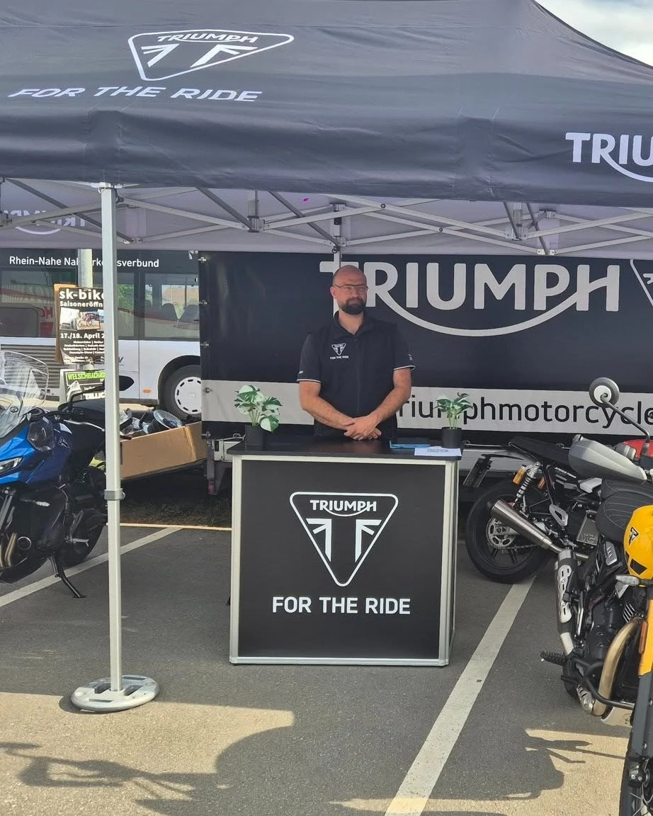Vorschaubild für Post - Unsere Saisoneröffnung am vergangenen Wochenende war einfach nur genial!

Bei bestem Wetter gab es neben einer spektakulären Freestyle-Show, leckerem Catering und vielen Ausstellern natürlich auch Probefahrten. Diese wurden im Rahmen der Triumph Rides on Tour 2026 durchgeführt und wurden zahlreich von euch angenommen.

Vielen Dank an alle für die Unterstützung und wir wünschen euch eine tolle Saison!

#triumphgermany #triumphofficial #triumphmotorcycles #saisoneröffnung #triumphridesontour2026 #fortheride #triumphbadkreuznach #badkreuznach