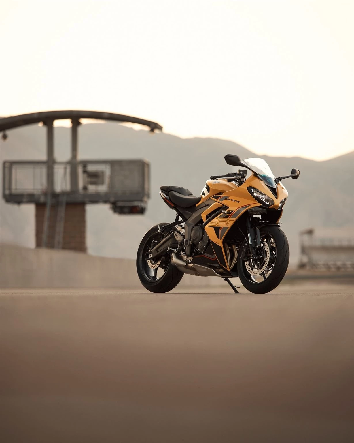 Vorschaubild für Post - Konsequent auf Geschwindigkeit ausgelegt ist die neue Triumph Daytona 660. Mit ihren Rennsport-Genen hat sie sich auf der Rennstrecke bewährt und entfaltet mit jedem Dreh am Gasgriff ihren unvergleichlichen Charakter.

Das überarbeitete Modell für das Jahr 2026 erhält eine sportlichere Ausstattung und ein markanteres Design. Lass auch du dich von dem leistungsorientierten und noch aufregenderen Fahrerlebnis der neuen Triumph Daytona 660 überzeugen.

#triumphgermany #triumphofficial #triumphmotorcycles #triumphdaytona660 #fortheride #triumphbadkreuznach #badkreuznach