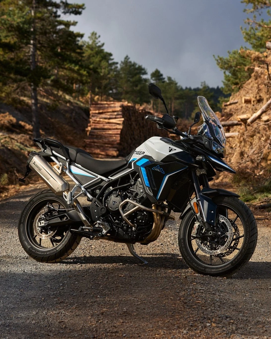Vorschaubild für Post - Sichert euch einen Kundenvorteil in Höhe von 1.000 Euro beim Kauf einer Triumph Tiger 900 Desert oder Alpine Edition.

Die Alpine Edition ist mit ihrem speziellen Fahrwerk und den Motorschutz-Bügeln der ultimative Begleiter für straßenorientierte Entdeckungstouren. Außerdem zeichnet sie sich durch ihre stilvolle Lackierung in Snowdonia White und Sapphire Black mit Details in Aegan Blue aus.

Noch mehr Fahrspaß abseits befestigter Straßen bietet die Desert Edition durch ihr Fahrwerk mit längerem Federweg und den geländegängigen Speichenfelgen, sowie den zusätzlichen Sturzbügeln am Tank. Sie ist in den Farben Urban Grey und Sapphire Black mit Details in Baja Orange lackiert.

Beide Modelle sind übrigens mit einem Schalldämpfer von Akrapovic ausgestattet.

Der Kundenvorteil für die Triumph Tiger 900 Alpine Edition und die Triumph Tiger 900 Desert Edition gilt noch bis zum 30.06.2026.

#triumphgermany #triumphofficial #triumphmotorcycles #triumphtiger900alpineedition #triumphtiger900desertedition #fortheride #triumphbadkreuznach #badkreuznach