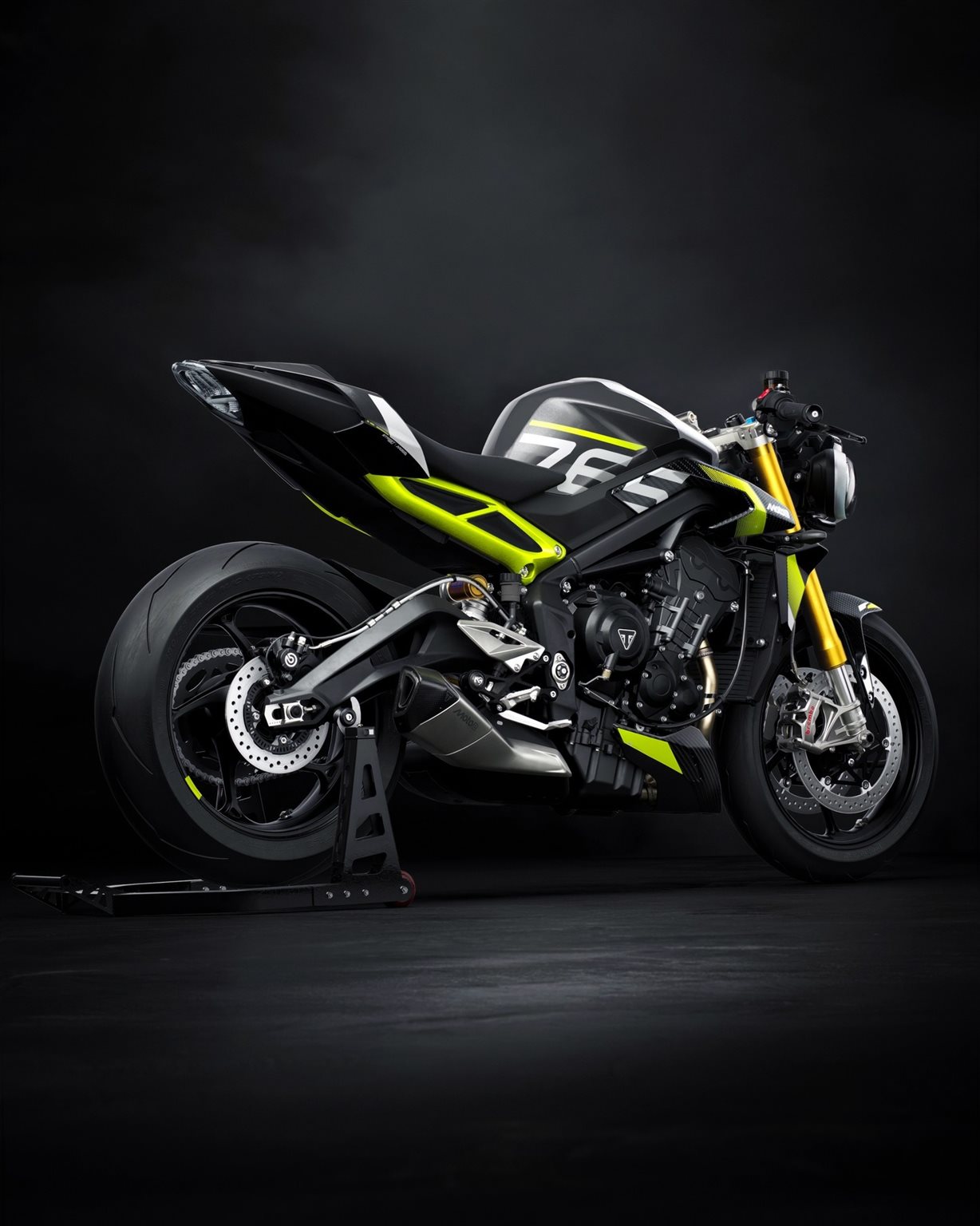 Vorschaubild für Post - Auch in diesem Jahr habt ihr wieder die Chance, eine Triumph Street Triple 765 Moto2 zu gewinnen!

Eigentlich gibt es ja zwei Gewinner.
Zum einen der Fahrer, der an den Rennwochenenden bei der Triumph Triple Trophy 2026 die meisten Fan-Stimmen bekommt. Er gewinnt das Serienmodell mit der eingravierten #1 auf der Gabelbrücke.
Und dann noch einer der Fans, die an der kostenlosen Verlosung teilnehmen. Er gewinnt das Serienmodell mit der auf der Gabelbrücke eingravierten #765.

Diese Motorräder sind mit Geld nicht zu kaufen, also nehmt noch schnell am kostenlosen Gewinnspiel auf der Homepage von Triumph Motorcycles teil – wir drücken die Daumen.

#triumphgermany #triumphofficial #triumphmotorcycles #triumphtripletrophy2026 #triumphstreetriple765moto2 #fortheride #triumphbadkreuznach #badkreuznach