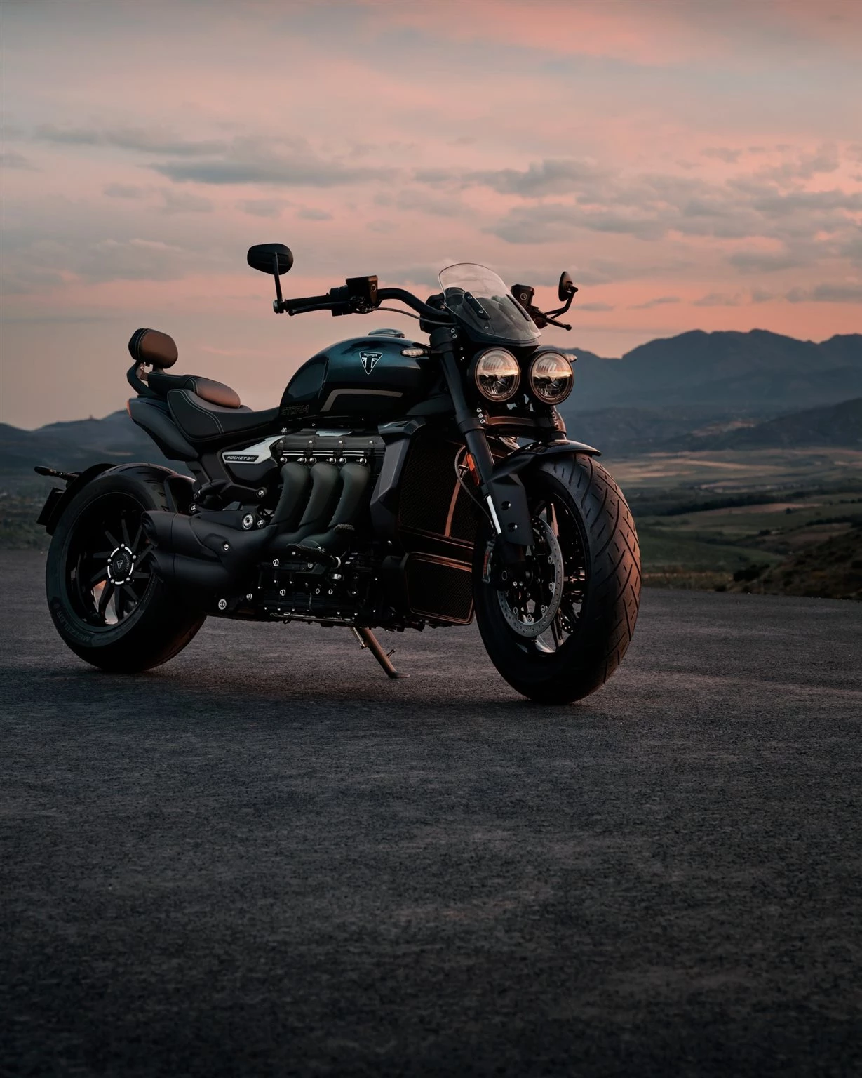 Vorschaubild für Post - Die Triumph Rocket 3, ein echtes Kraftpaket mit makellosem Design, erhält für das nächste Modelljahr neue Farben für noch mehr Ausstrahlung.

Die unvergleichliche Leistung und das grandiose Fahrverhalten der neuen Rocket 3 vereinen sich mit den neuen Farben zu einem ultimativen Fahrerlebnis. Triumph untermauert hiermit wieder einmal die Liebe zum Detail bei maximalem Fahrspaß.

#triumphgermany #triumphofficial #triumphmotorcycles #triumphrocket3 #fortheride #triumphbadkreuznach #badkreuznach
