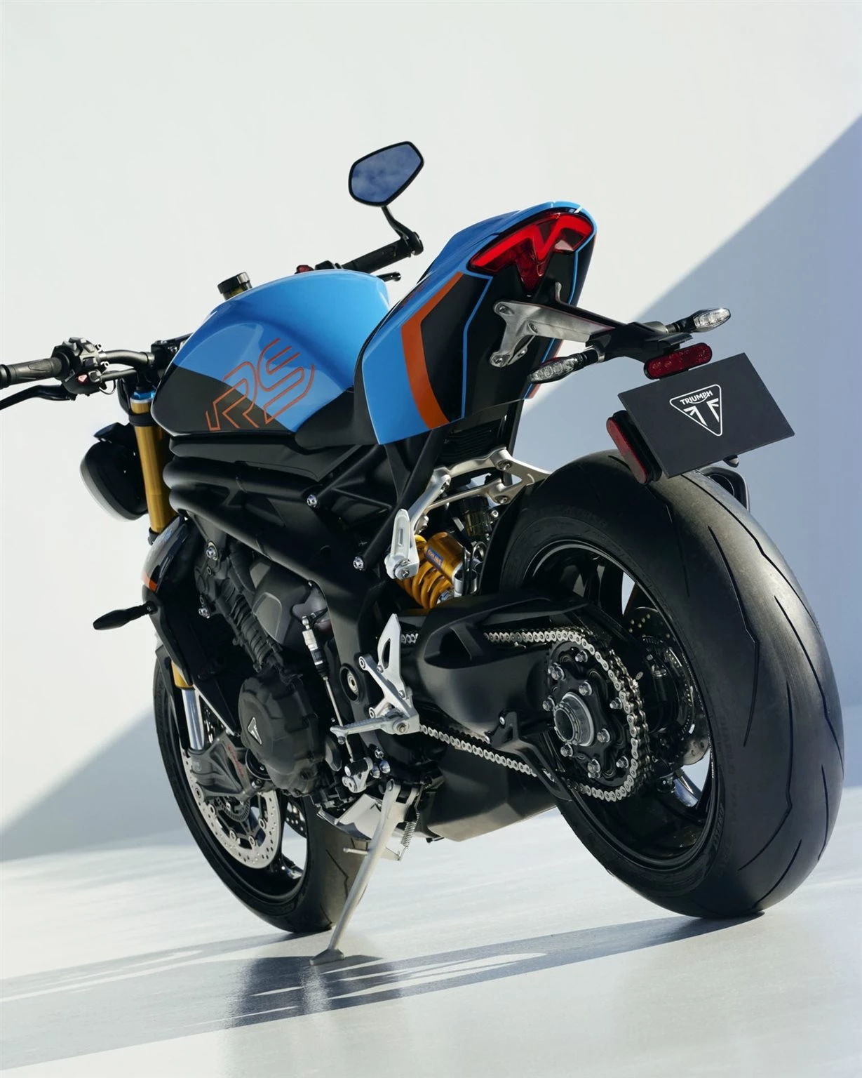 Vorschaubild für Post - In der Roadster-Familie von Triumph Motorcycles hat die Speed Triple 1200 RS für das nächste Modelljahr eine neue Farbe erhalten.

Über die Leistung der Speed Triple brauchen wir nicht zu sprechen – sie sorgt einfach für eine unaufhaltsame Beschleunigung und Performance. Und das semi-aktive Fahrwerk sorgt für Agilität und Kontrolle in jeder Kurve. Die Triumph Speed Triple 1200 RS sticht mit der muskulösen Präsenz und der unverwechselbaren Silhouette aus der Masse hervor, was jetzt durch die neue, attraktive Farbe nochmals unterstrichen wird.

#triumphgermany #triumphofficial #triumphmotorcycles #triumphspeedtriple1200rs #fortheride #triumphbadkreuznach #badkreuznach