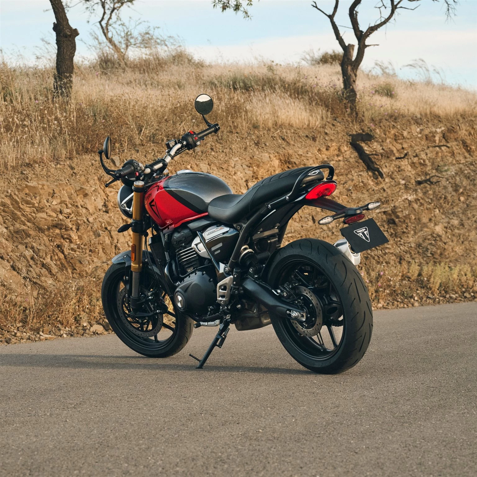 Vorschaubild für Post - Neue Maßstäbe in ihrer Klasse setzt die Triumph Speed 400. Es sind die zeitlose Silhouette eines Triumph-Roadsters, das minimalistische Custom-Design und die hochwertige Verarbeitung, die sie für die Originale von heute interessant macht.

Authentisches Triumph-Design, Handling, Performance und Sound – die Speed 400 bietet alles, was das Herz begehrt. Und die Motorrad-Ikone der Zukunft ist für das neue Modelljahr in einer neuen Farbe verfügbar.

#triumphgermany #triumphofficial #triumphmotorcycles #triumphspeed400 #fortheride #triumphbadkreuznach #badkreuznach