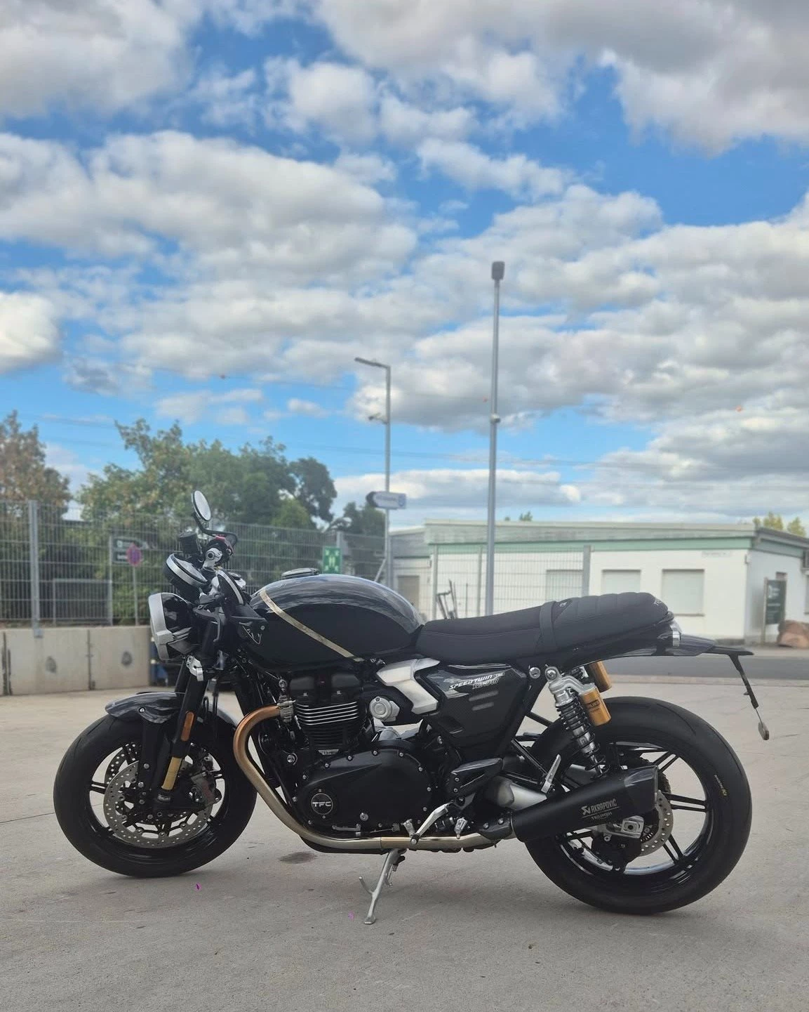 Vorschaubild für Post - Ein Modell als Edition Triumph Factory Custom ist mehr als ein Motorrad, es ist eine Mischung aus Exklusivität, Handwerkskunst und Performance. Das trifft natürlich auch auf die neue Speed Twin 1200 TFC zu, die ein wirklich schicker Hingucker geworden ist.

Modernste Technologie, verfeinert mit erstklassigen Komponenten, machen sie zu einem Modern-Classic-Modell in Perfektion. Die Triumph Speed Twin 1200 TFC ist weltweit auf nur 750 Exemplare limitiert – wer das Besondere liebt, sollte also schnellstmöglich zugreifen.

#triumphgermany #triumphofficial #triumphmotorcycles #triumphspeedtwin1200tfc #fortheride #triumphbadkreuznach #badkreuznach