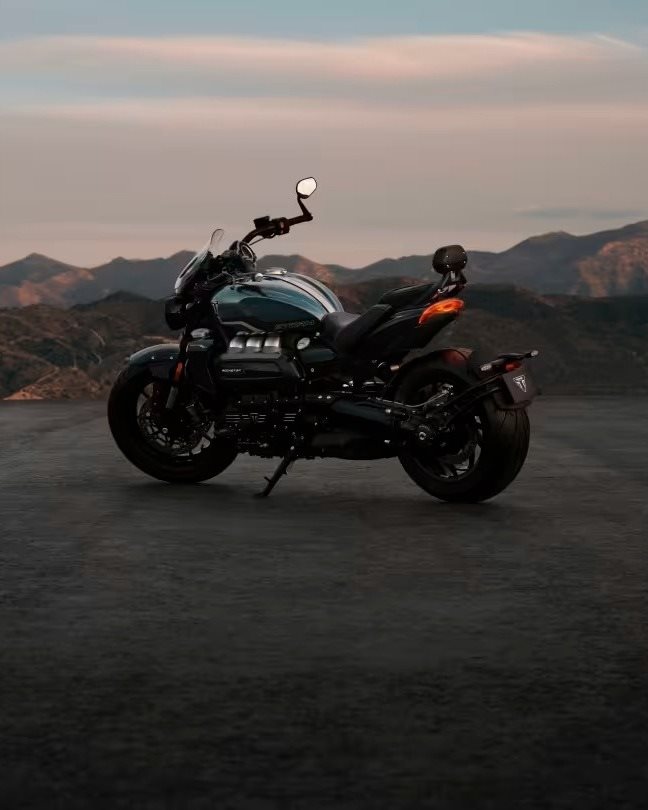 Vorschaubild für Post - Über die Rocket 3 von Triumph Motorcycles muss man eigentlich kein Wort mehr verlieren. Der ultimative Muscle-Roadster ist immer gut für einen Sturm der Begeisterung.

Sowohl die Rocket 3 R Storm als auch die Rocket 3 GT Storm bietet als das Motorrad mit dem größten Serienmotor weltweit eine beeindruckende Leistung und ein makelloses Design.

Und jetzt wurden auch die neuen Farbkombinationen für das Modelljahr 2027 präsentiert:
Mineral Grey / Diablo Red bzw. Base Marine / Sapphire Black für die GT-Variante und Ironstone / Storm Grey bzw. Sapphire Black / Graphite für die R-Variante.

#triumphgermany #triumphofficial #triumphmotorcycles #triumphrocket3rstorm #triumphrocket3gtstorm #fortheride #triumphbadkreuznach #badkreuznach