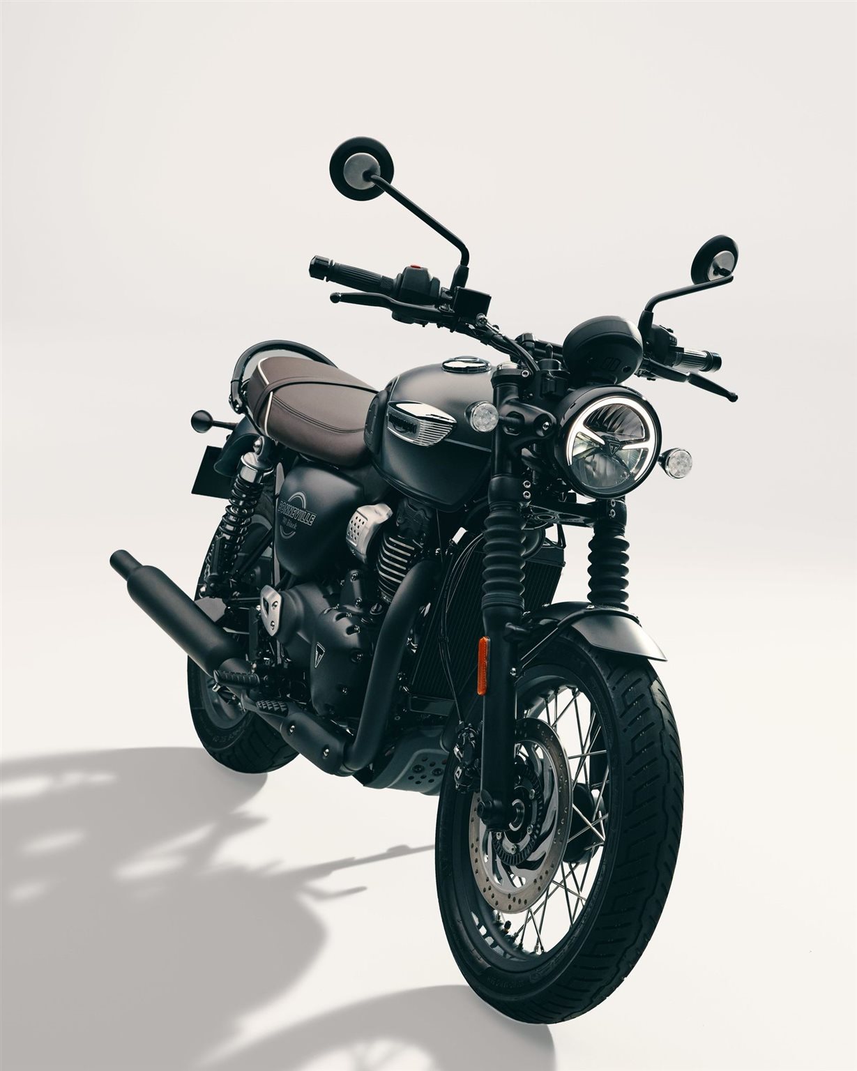 Vorschaubild für Post - Triumph Motorcycles präsentiert mit der Bonneville T40 eine neue Ikone, bei der sich zeitloses Design und hochwertige Handwerkskunst mit moderner Funktionalität verbinden.

Mit der neuen Bonni setzen die hohe Verarbeitungsqualität und die Liebe zum Detail neue Maßstäbe in diesem Fahrzeugsegment. Sie präsentiert sich mit der legendären Silhouette als authentische Neuinterpretation des Bonneville-Designs der 1960-er Jahre. Gleichzeitig sorgt die moderne Technik für ein souveränes Fahrgefühl und zusätzlichen Komfort.

Wenn du also die lässige Coolness der 1960-er Jahre in der Gegenwart erleben möchtest, hast du jetzt mit der Triumph Bonneville T40 die einmalige Gelegenheit. Und falls es etwas dunkler sein soll, dann greifst du einfach zur Triumph Bonneville T40 Black mit ihren schwarz gehaltenen Details und der unverwechselbaren Präsenz.

#triumphgermany #triumphofficial #triumphmotorcycles #triumphbonnevillet40 #triumphbonnevillet40black #fortheride #triumphbadkreuznach #badkreuznach