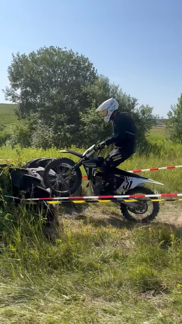 Vorschaubild für Post - Hier kommen noch ein paar bewegte Bilder vom ADAC Enduro Cup auf der Alten Schanze in Paderborn. 

@niko.wkr hat unsere Triumph TF 250-X am letzten Sonntag auf‘s Treppchen gefahren! 🎉 Herzlichen Glückwunsch!!

#triumphmotorcycle #paderborn #alteschanzepaderborn #enduro #mx #tf250x @motorrad_becker_tiemann