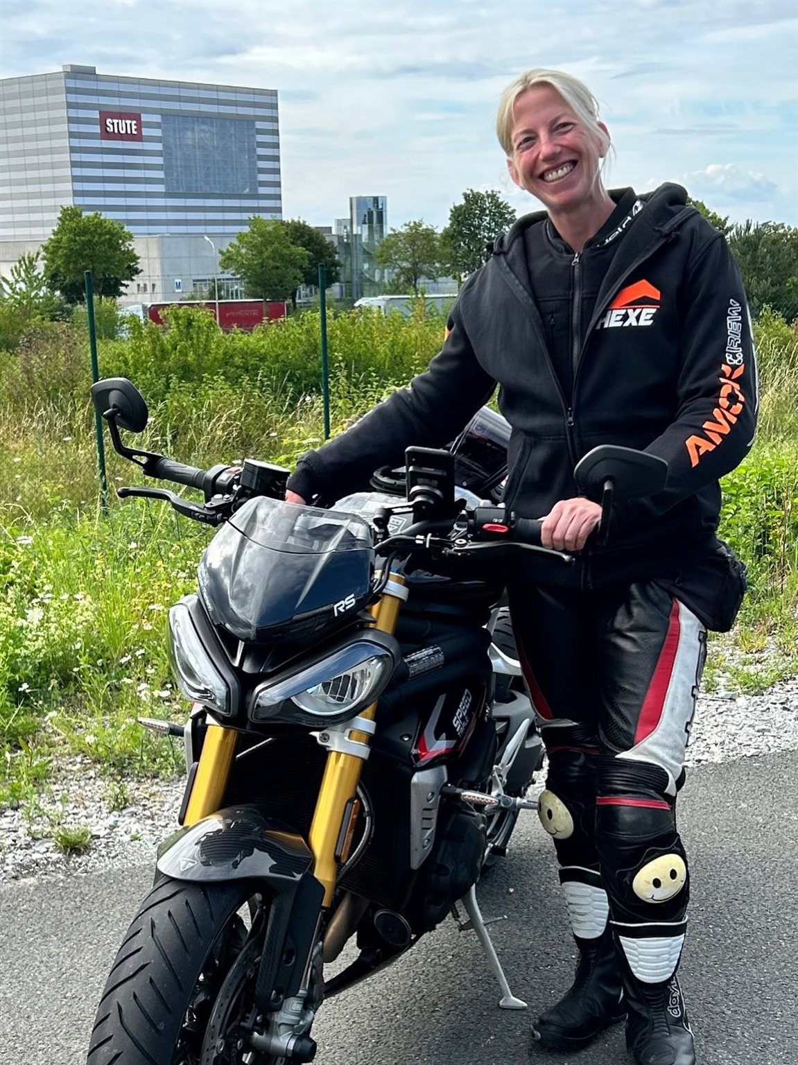 Vorschaubild für Post - Karin durfte diese Woche ihre neue Triumph Speed Triple 1200 RS in Empfang nehmen. Wir finden, Ihr zwei passt super zusammen! 😍
🫲🏻 Allzeit gute und vor allem sichere Fahrt, Karin (alias @die_hexe_ks )!
#triumphmotorcycles #speedtriple1200rs #paderborn @motorrad_becker_tiemann