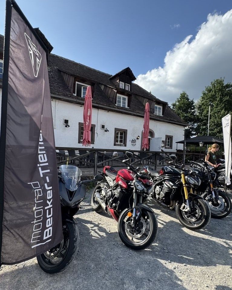 Vorschaubild für Post - Mit unseren Triumph-Modellen waren wir Ende Juli beim Motorrad Mädels Wochenende an der Tonenburg am Start, wo zahlreiche Ladies aus der Region auf ihren Motorrädern zusammenkamen. Es war ein reines Bike-Event von Frauen für Frauen – und wir durften mit dabei sein!

Nicht nur um die Idee des Events zu supporten, sondern auch um den Teilnehmerinnen neue Fahrerlebnisse zu ermöglichen. Mit kostenlosen Probefahrten konnten die Ladies unsere verschiedenen Bikes bei einer kleinen Spritztour kennenlernen. 

Vielen Dank an alle Teilnehmerinnen, die @motorrad_maedels_owl  und Organisatorin @dusty.ma  für das tolle Event! Wir kommen gerne wieder! 

Den Rückblick und noch mehr Fotos findet Ihr auf unserer Homepage unter Unternehmen/News.

@tonenburg_bikerburg  #motorradmaedels #owl #motorrad #girlswhoride #bikergirl #motorradmädchen #motorradfahrerin #ostwestfalen #ostwestfalenlippe @motorrad_maedels_deutschland  #motorradmädelsowl #bikelove #bikelife #bikergirls