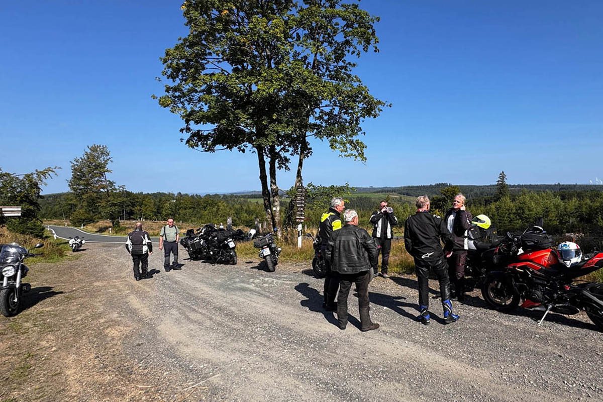 Vorschaubild für Post - Zwölf mutige Motorradfahrer trafen sich vor kurzem in Paderborn, um von dort aus den mystischen Odenwald – eine Region voller Sagen und Legenden – auf zu erkunden.
 
Drei Tage lang schlängelten sich die „Jäger auf zwei Rädern“ über unzählige Kurven, durch malerische Ortschaften, geheimnisvoll Wälder, über Berge und Täler und ließen das Sauerland, das Rothaargebirge sowie die Höhen des Taunus hinter sich, bis sie schließlich den Odenwald erreichten. Immer auf der Suche nach den schönsten Ecken und Strecken.

Nach einem langen Tag im Sattel durfte das wohlverdiente Stiefelbier selbstverständlich nicht fehlen.

Wie ihre Reise weiterging und durch welche Regionen es sie trieb, haben wir natürlich etwas ausführlicher zusammengefasst. Den Rückblick und noch mehr Fotos findet ihr unter: https://www.becker-tiemann-motorrad.de/motorradtour-in.../

Ein herzliches Dankeschön an Manfred von Kurven-Beisser Motorradreisen  für die gelungene Tour – die nächste steht bereits in den Startlöchern! 

#triumphgermany #triumphmotorcycles #triumphmotorrad #triumphpaderborn #motorradurlaub @motorrad_becker_tiemann