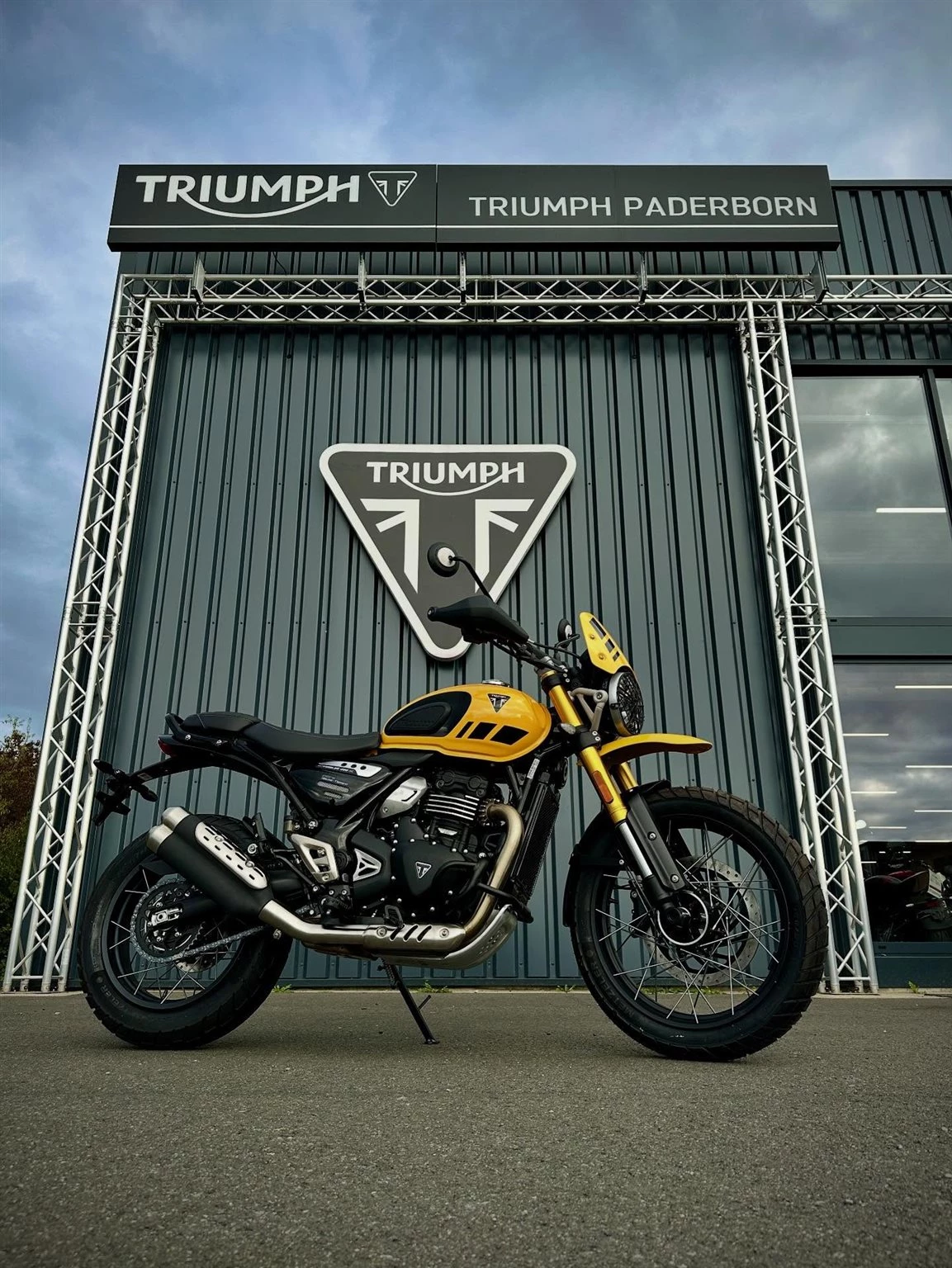 Vorschaubild für Post - Die neue TRIUMPH SCRAMBLER 400 XC ist da - und ab sofort auch bei uns in Paderborn!
Sie gilt als optimaler Einstieg in die Welt der Modern Classics und fürs leichte Gelände.
Die neue SCRAMBLER 400 XC kommt mit:
▪️hochliegendem Schutzblech
▪️Kreuzspeichenrädern mit leichten Alufelgen
▪️verbesserter Geländekompetenz
Neugierig? Dann kommt bei uns vorbei zum Anschauen und Probefahren!
#triumphpaderborn #triumphmotorrad #scrambler400xc @motorrad_becker_tiemann
