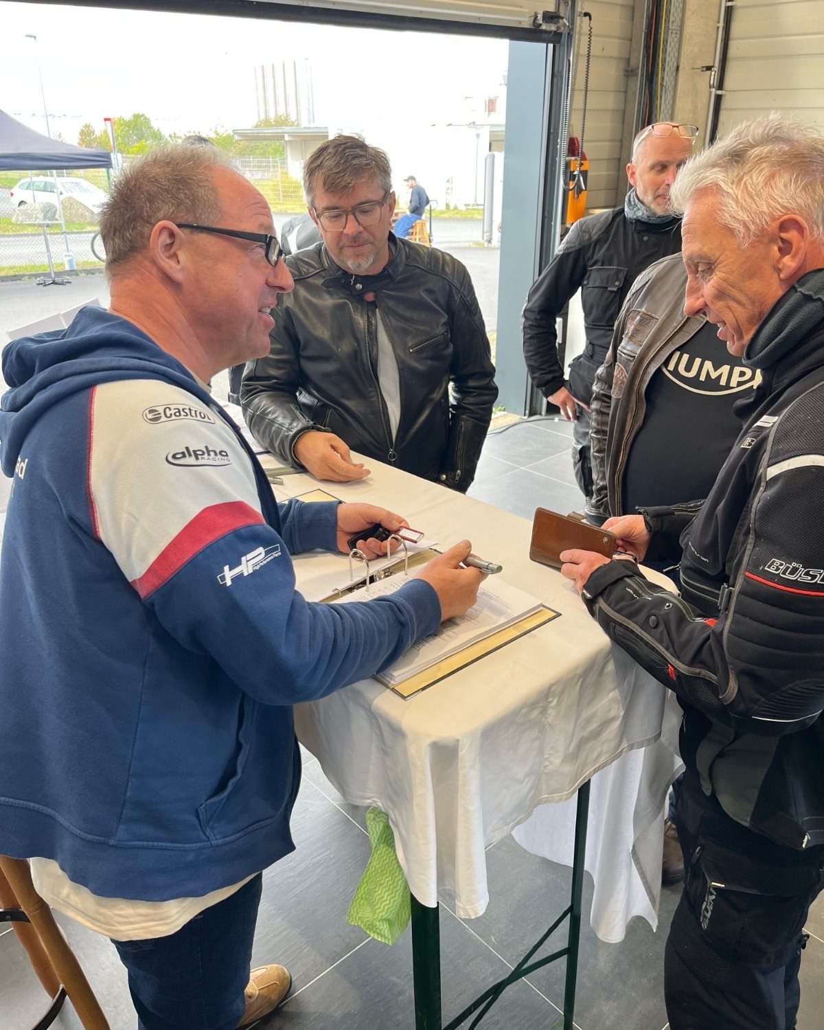 Vorschaubild für Post - Kurvenausklang bei Triumph: Sonne, volle Parkplätze und unzählige Gespräche rund ums Motorradfahren – unser Kurvenausklang hat gezeigt, wie aktiv unsere Triumph Community ist. 🤘
Besonders gefreut hat uns, wie viele von euch die Gelegenheit genutzt haben, unsere Triumph Modelle bei Probefahrten kennenzulernen – 20 Minuten pure Fahrfreude. Quasi wie ein erstes Date – nur mit garantiertem Fun-Faktor. 😄
Unsere Rabattaktion auf unsere Bekleidungskollektionen fand bei euch großen Anklang. Von T-Shirts über Lederjacken bis hin zu Helmen und Stiefeln – vieles ging weg wie warme Semmeln. So ist Platz geschaffen für die neue Kollektion.😉
Vor allem wollen wir Danke sagen! Danke an alle, die vorbeigeschaut haben und den Tag zu einem gelungenen Saisonausklang gemacht haben. Und ein Extra-Dank an unsere Aussteller, die den Tag zusätzlich bereichert haben. 💐
Eine Fotogalerie haben wir auf unsere Homepage vorbereitet. Schaut dazu am besten auf der Homepage unter Unternehmen/News vorbei.
#Herbstfest #beckertiemannmotorrad #Paderborn #Lage #BielefeldSennestadt #Einbeck