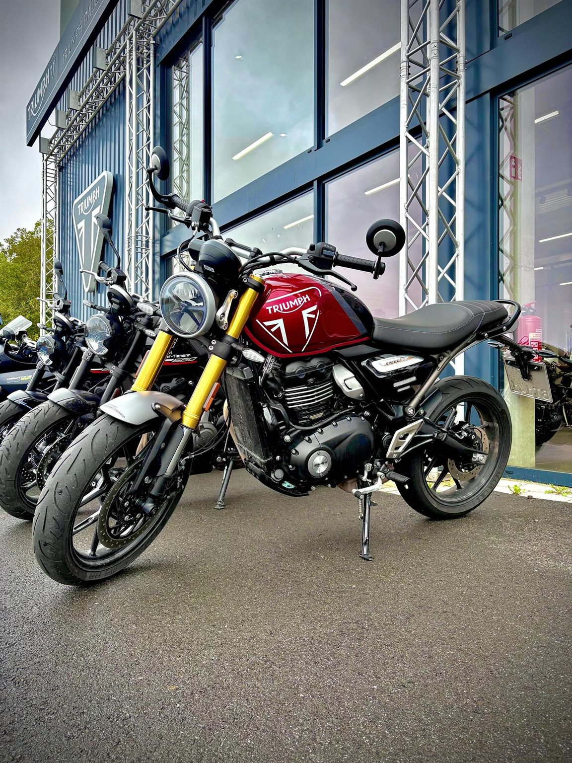 Vorschaubild für Post - 🏍💨 Unsere Triumph Speed 400 sucht ein neues Zuhause!
Sie war ein treuer Begleiter in unserer Vorführerflotte, hat vielen Probefahrern ein breites Grinsen ins Gesicht gezaubert – und ist jetzt bereit für ihr nächstes Kapitel. 😎
Unsere Triumph Speed 400 steht ab sofort zum Verkauf – natürlich zu einem attraktiven Vorführerpreis! 🔥
👉 Wenn du mehr wissen willst oder sie live sehen möchtest, steht dir unser Verkaufsteam gern Rede und Antwort unter:📞 05251 / 54500990
#TriumphSpeed400 #BeckerTiemannMotorrad #Speed400 #Vorführer #triumphdeutschland