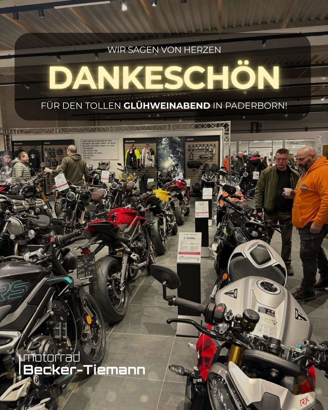 Vorschaubild für Post - Rappelvoll war unsere "Triumph-Hütte" am Freitag!
Vielen lieben Dank, dass ihr so zahlreich erschienen seid. Unsere Erwartungen wurden bei Weitem übertroffen - deswegen gingen uns am Ende auch Waffelteig und Tassen aus! 😄Wir haben uns über jedes einzelne nette Gespräch gefreut.

Ein besonderer Star🌟des Abends war natürlich die neue Street Triple 765 RX. So schön, wie sie in unserem Showroom glänzte, zog sie mit ihrem silbernen Finish alle Blicke auf sich und wurde von euch ausgiebig begutachtet. 👏

Es war uns ein Fest! 
Wir freuen uns schon jetzt auf ein tolles Jahr 2026 mit euch!

#TriumphPaderborn #Glühweinabend #StreetTriple #765RX #beckertiemannmotorrad #paderborn