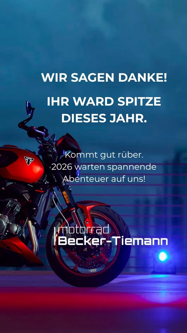 Vorschaubild für Post - Bevor das Jahr 2025 bald die Ziellinie überquert, möchten wir noch auf der letzten Geraden danke sagen. 

Das Jahr 2025 war für uns an allen vier Standorten ein echtes Highlight – und das lag vor allem an euch. Ob bei unseren Ausfahrten, den Veranstaltungen oder einfach auf einen schnellen Kaffee zwischendurch im Laden: Eure Leidenschaft für zwei Räder ist das, was unseren Job so besonders macht.

Was uns dieses Jahr besonders gefreut hat:

Eure Treue: Dass ihr uns bei Service, Kauf und Zubehör euer Vertrauen schenkt, ist für uns nicht selbstverständlich.

Euer Interesse: Die rege Teilnahme an unseren Veranstaltungen hat uns umgehauen. Gemeinsam fährt es sich einfach am besten!
Image

Das Miteinander: Eure Loyalität und die Benzingespräche bereiten uns einfach enorm viel Freude, was auch unsere Motivation hoch hält. 

Jetzt ist es an der Zeit, einen Gang runterzuschalten. Wir wünschen euch und euren Familien ein entspanntes Weihnachtsfest und einen guten Start in ein gesundes, kurvenreiches neues Jahr, damit wir im Frühjahr wieder gemeinsam Vollgas geben können!

Ein frohes neue Jahr wünscht euch euer 
Becker-Tiemann Motorrad Team in Paderborn 
🎇🎆