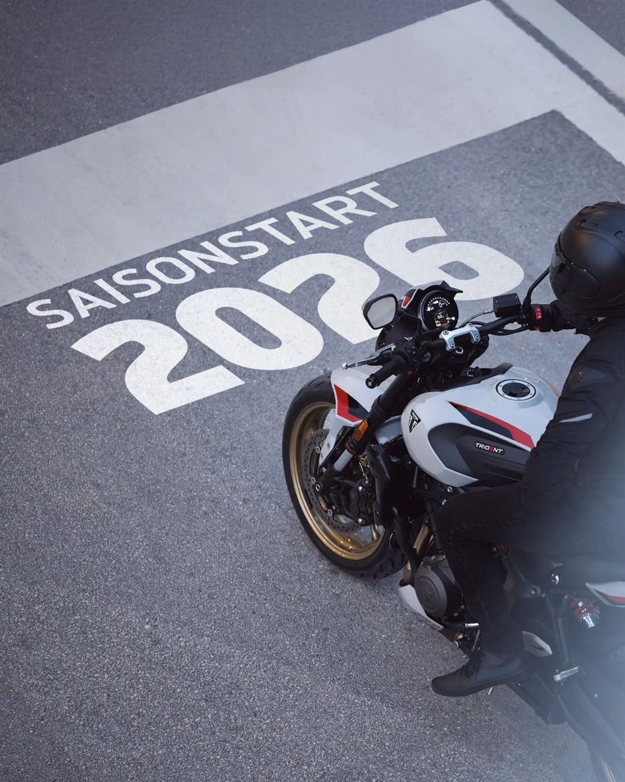 Vorschaubild für Post - Saisoneröffnung bei Triumph Paderborn!

In wenigen Wochen fällt der Startschuss für die neue Saison! Wir können es kaum erwarten, wieder gemeinsam mit euch Asphalt unter die Räder zu nehmen.

Kommt vorbei und feiert mit uns den Saisonauftakt:

📅 Wann? Samstag, 11. April
🕙 Uhrzeit: 10:00 – 17:00 Uhr
📍 Wo? Halberstädter Straße 53, Paderborn

Was euch erwartet:
• Probefahrten: Testet unsere neuesten Modelle und spürt den typischen Triumph-Triple-Sound.

• Aussteller: Auf euch warten wieder eine vielfältige Auswahl an Ausstellern

• Food & Drinks: Für das leibliche Wohl ist natürlich bestens gesorgt!

Das gesamte Triumph Paderborn-Team von Becker-Tiemann Motorrad freut sich darauf, alte Bekannte und neue Gesichter in der Halberstädter Straße zu begrüßen.

Markiert euch den Termin fett im Kalender und bringt eure Freunde mit. Wir sehen uns! 🤘 

#Triumphpaderborn #BeckerTiemannMotorrad #Motorradbeckertiemann #Saisoneröffnung2026 #Triumphgermany