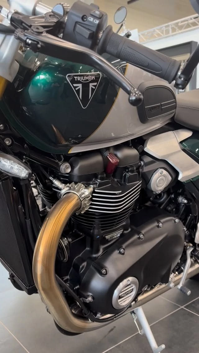Vorschaubild für Post - Die brandneue **Triumph Speed Twin 1200 Café Racer Edition** ist frisch bei uns eingetroffen und wartet nur darauf, von dir bewundert zu werden! 

Erlebe sie morgen, am Samstag, 11.04., von 10 bis 17 Uhr live bei unserem Saisonstart. 
Schnapp dir deine Freunde und komm vorbei, das Wetter wird auch triumphtastisch!

#motorradbeckertiemann #triumphspeedtwin1200 #triumphpaderborn #saisonstart