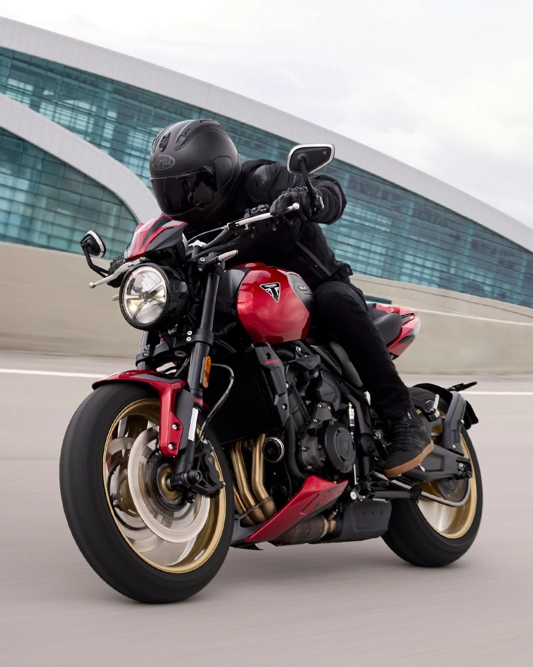 Vorschaubild für Post - Gebaut, um zu glänzen: Die neue Trident 800 kommt!

👉 Kräftiger, brandneuer 798 cm³-Dreizylindermotor 
👉 Hochwertiges, leichtes Chassis mit einstellbarem Showa-Fahrwerk
👉 Drei Fahrmodi für jede Gelegenheit
👉 Fahrerorientierte Technik mit schräglagenabhängigem, optimiertem Kurven-ABS, Traktionskontrolle, Tempomat, Quickshifter und Bluetooth-Konnektivität

Ab sofort bei uns vorbestellbar. 
#triumph #triumphmotorcycles #fortheride #trident800