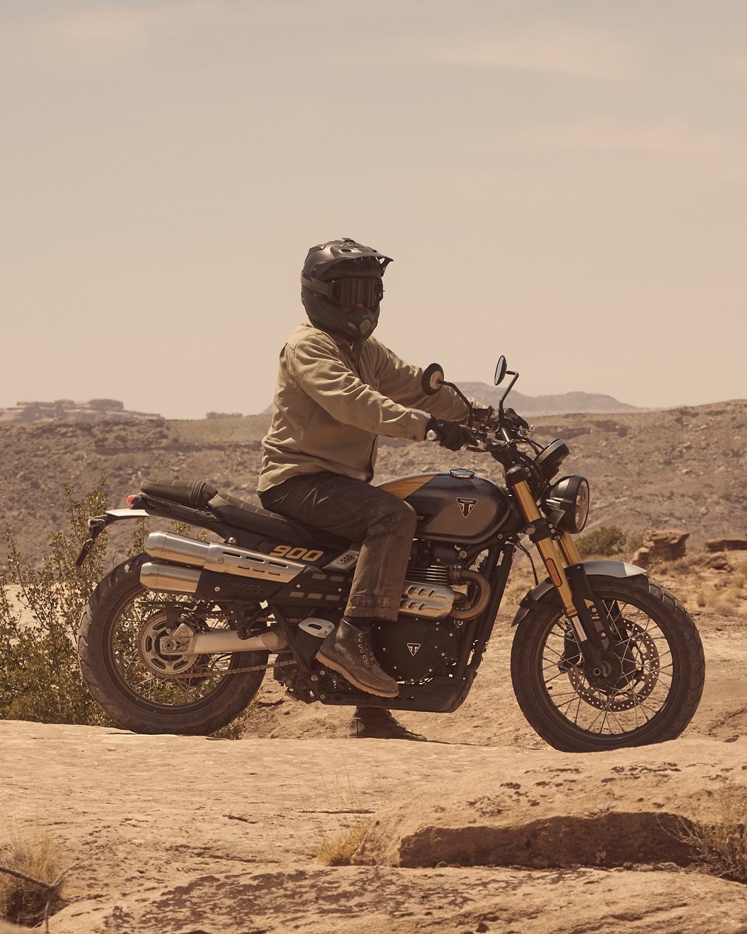 Vorschaubild für Post - Besser als je zuvor: Die 2026er Scrambler 900 kommt mit jeder Menge Neuerungen daher!
⁣
✅ Weiterentwickeltes Fahrwerk mit Showa-Komponenten⁣
✅ Aluminium-Schwinge und Radialbremsen für verbesserte Leistungsfähigkeit - auf der Straße UND im Gelände⁣
✅ Leichtere Aluminiumfelgen ⁣
✅ Kurven-ABS & -Traktionskontrolle⁣

Ab Frühjahr bei uns verfügbar und schon jetzt vorbestellbar!
#triumph #triumphmotorcycles #fortheride #scrambler900